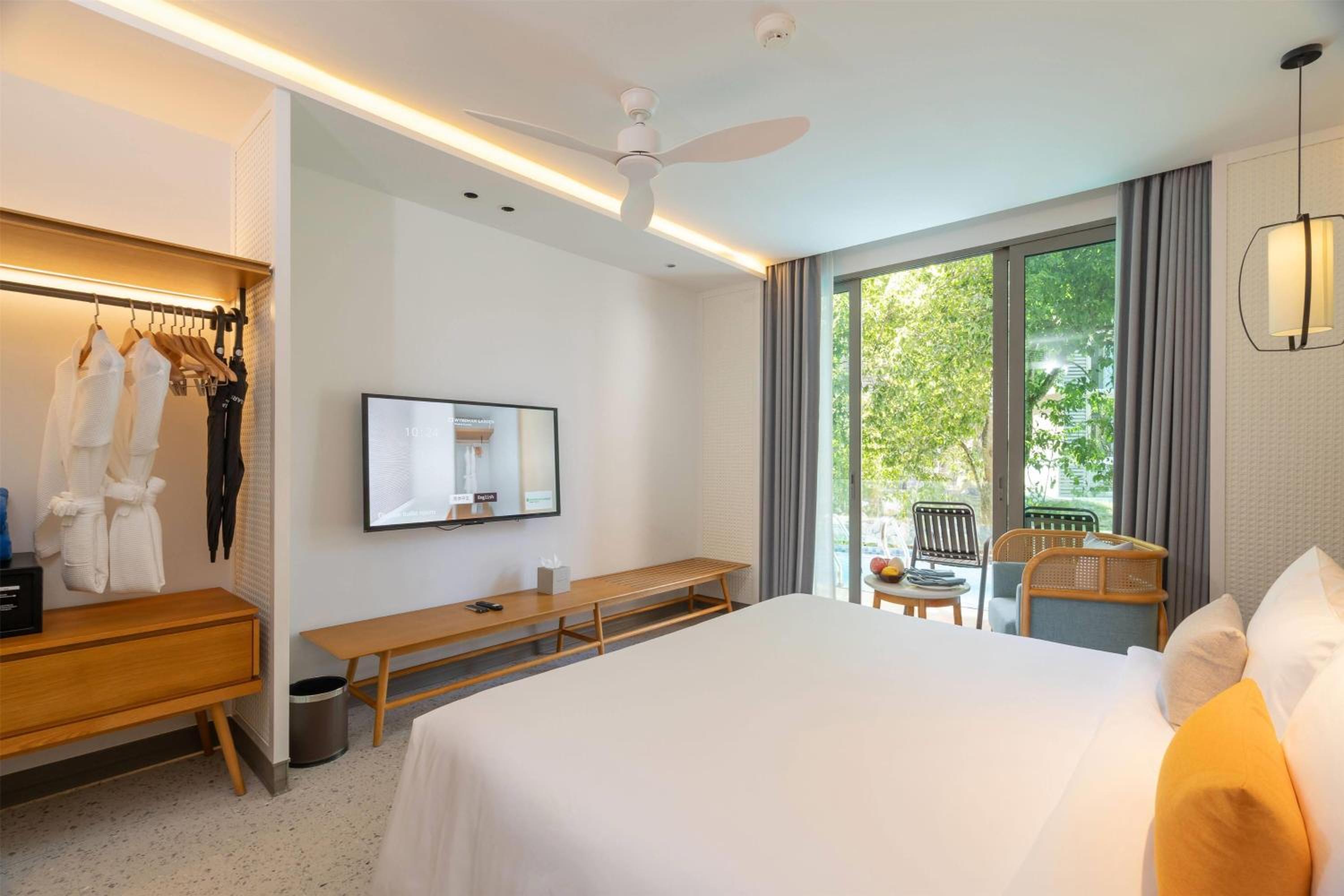 Superior King Room - Pool Access photo 3