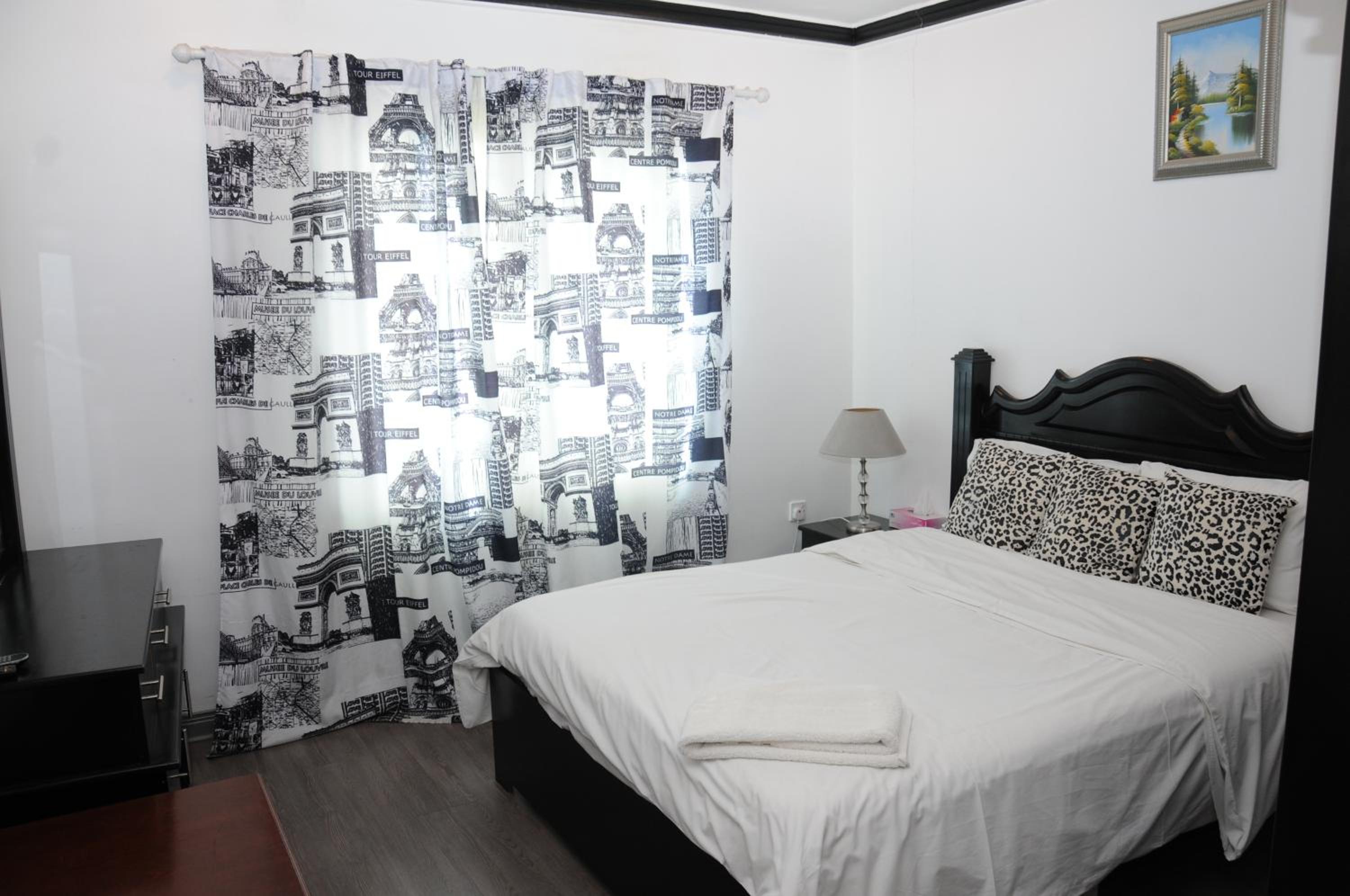 Deluxe Two-Bedroom Apartment - Photo 13