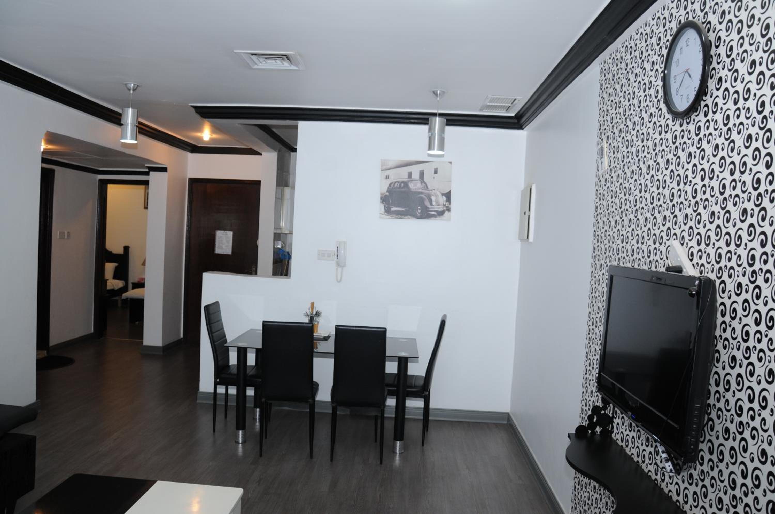 Deluxe Two-Bedroom Apartment - Photo 2