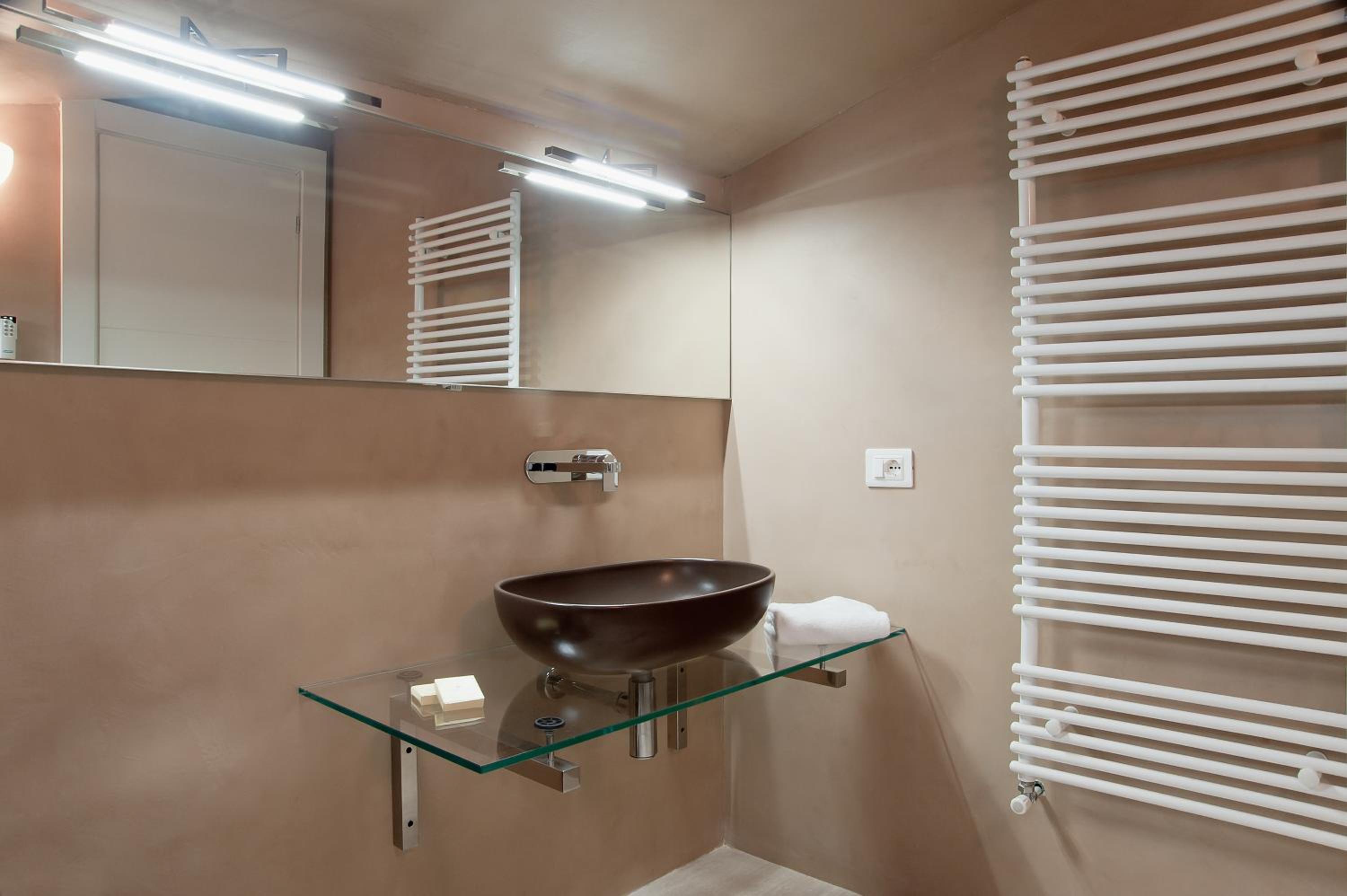 Suite - Photo 18