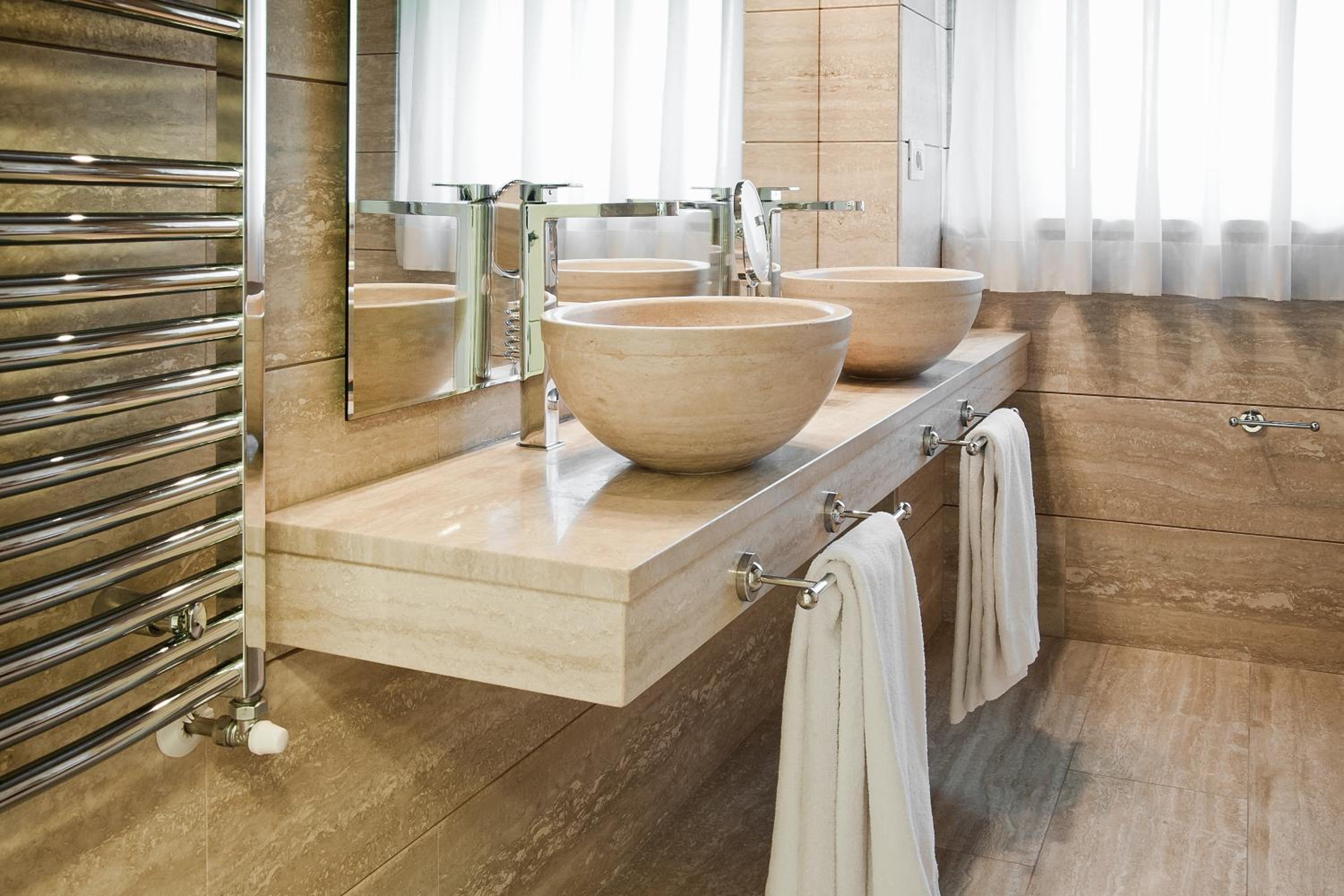 Suite with Hot Tub - Photo 6