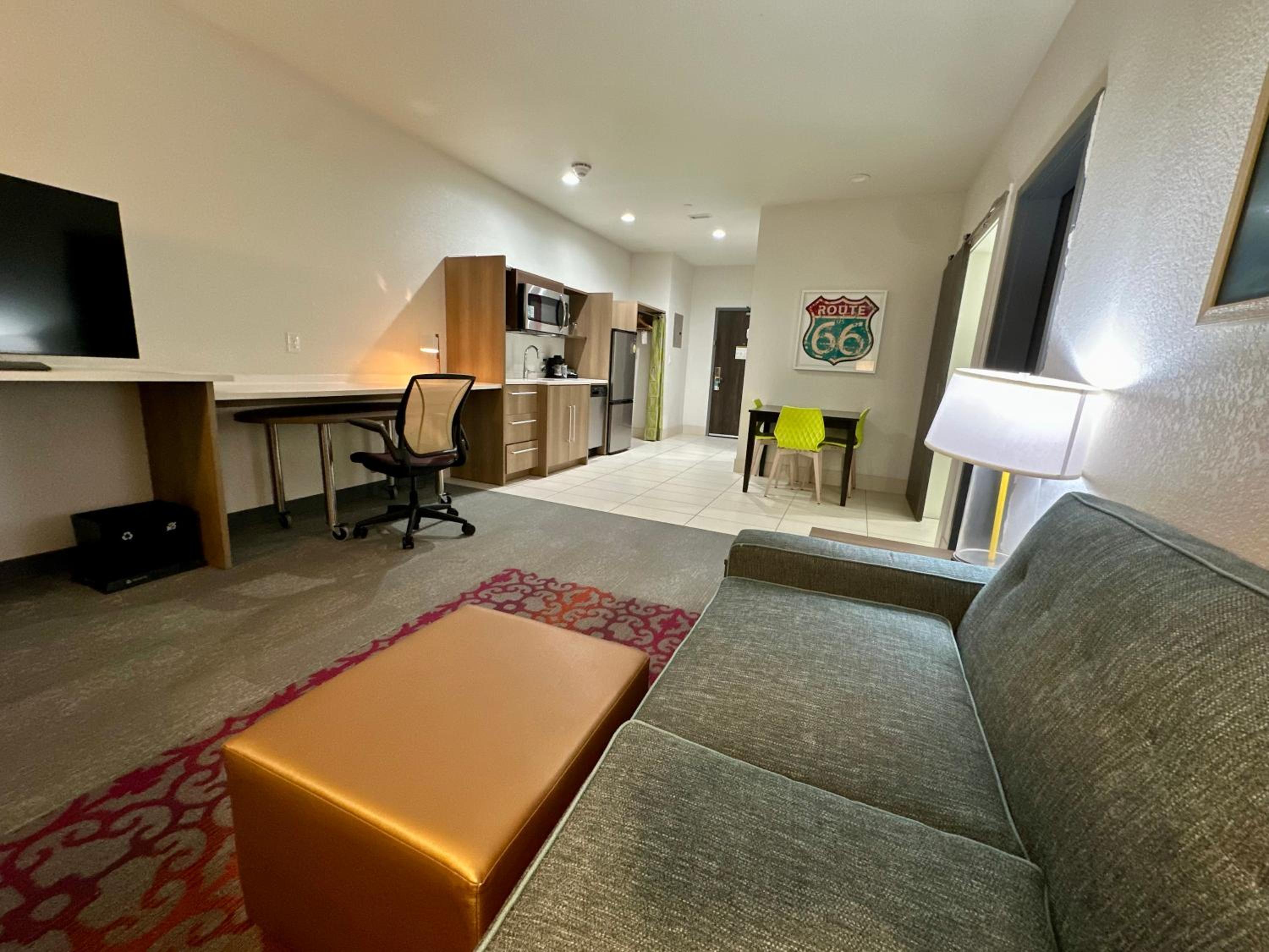 One-Bedroom King Suite - Non-Smoking - Photo 3