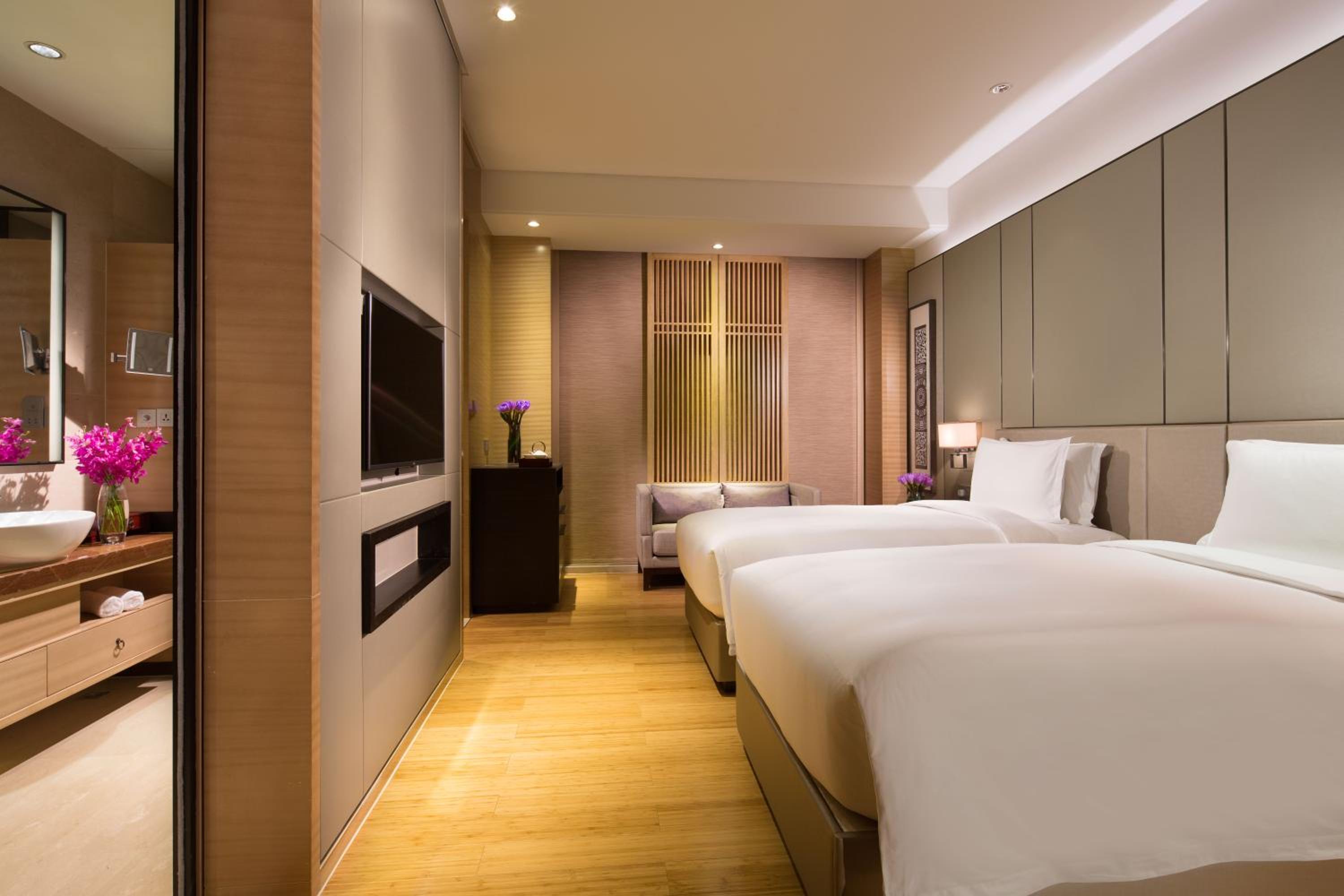 Cocoon Warehouse · Elegant Suite (Twin Beds) photo 3