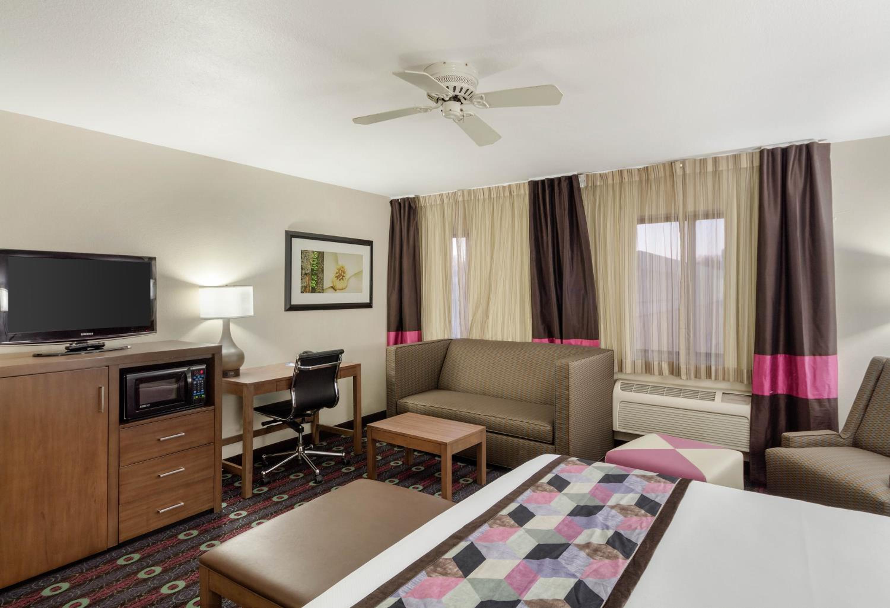 King Suite with Sofa Bed - Non-Smoking - Photo 10