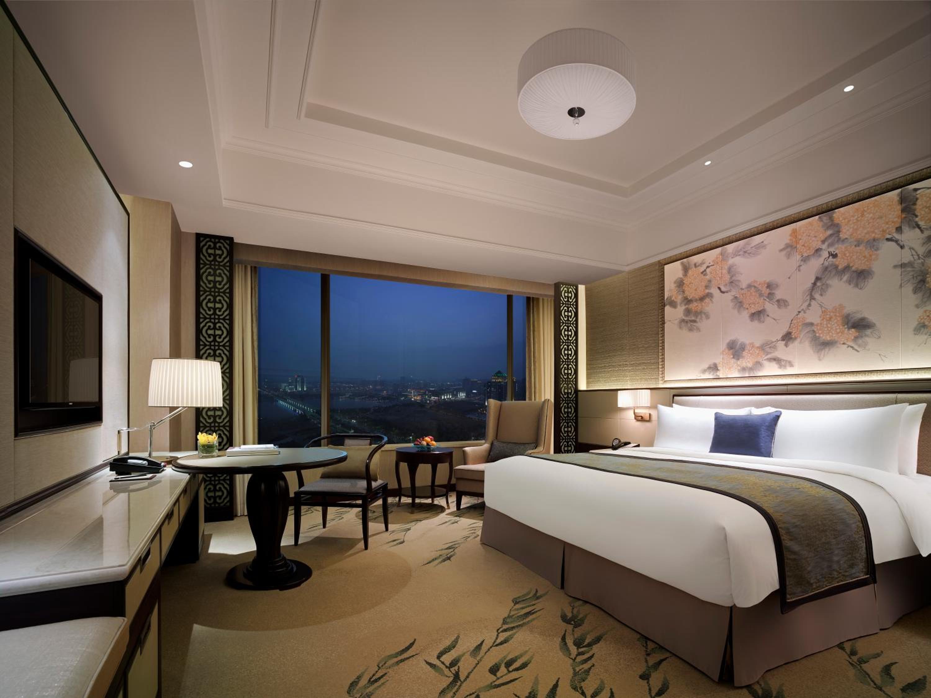 Deluxe King Room with Lake View photo 2