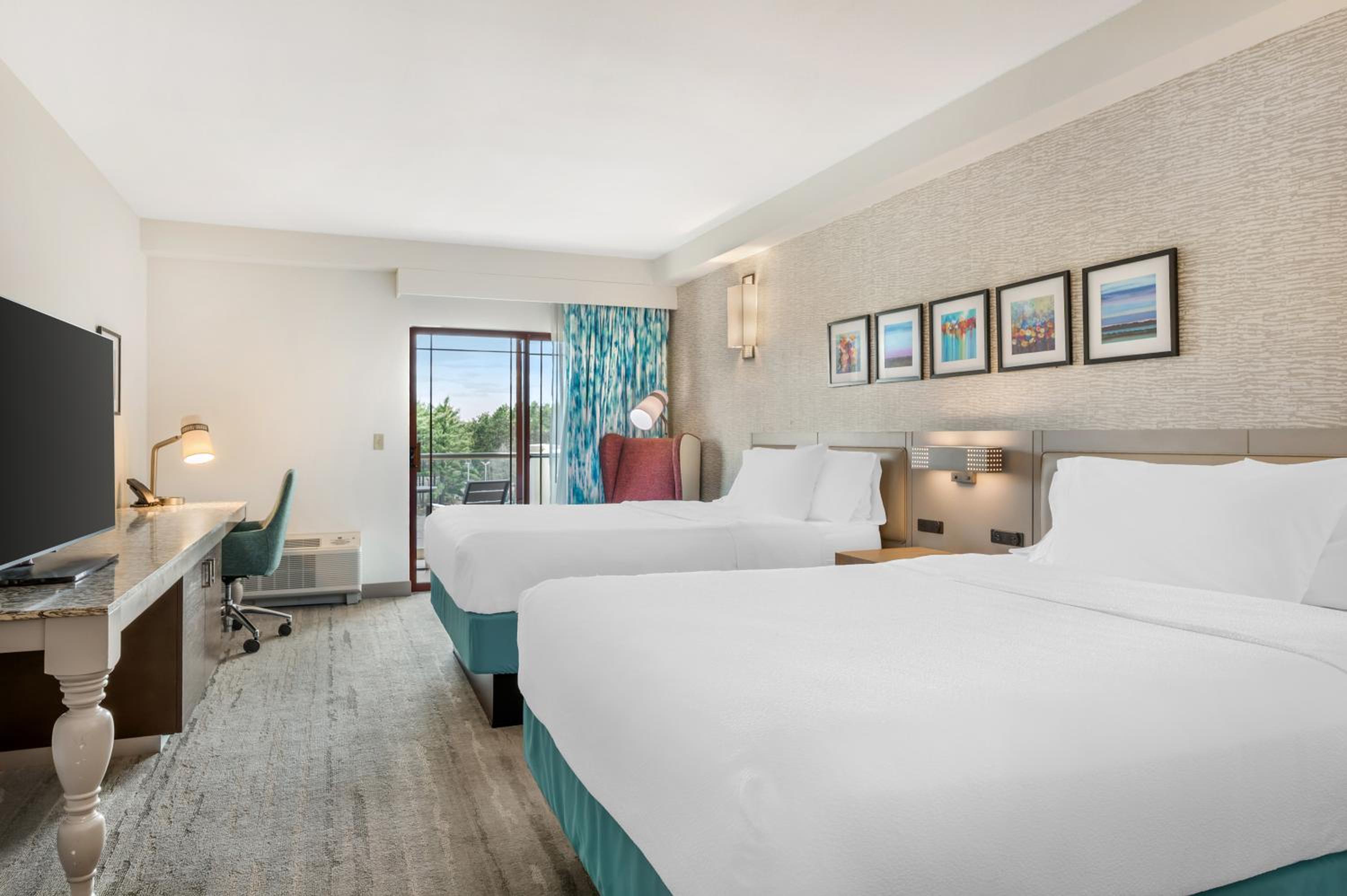Queen Room with Two Queen Beds and Balcony - Photo 8