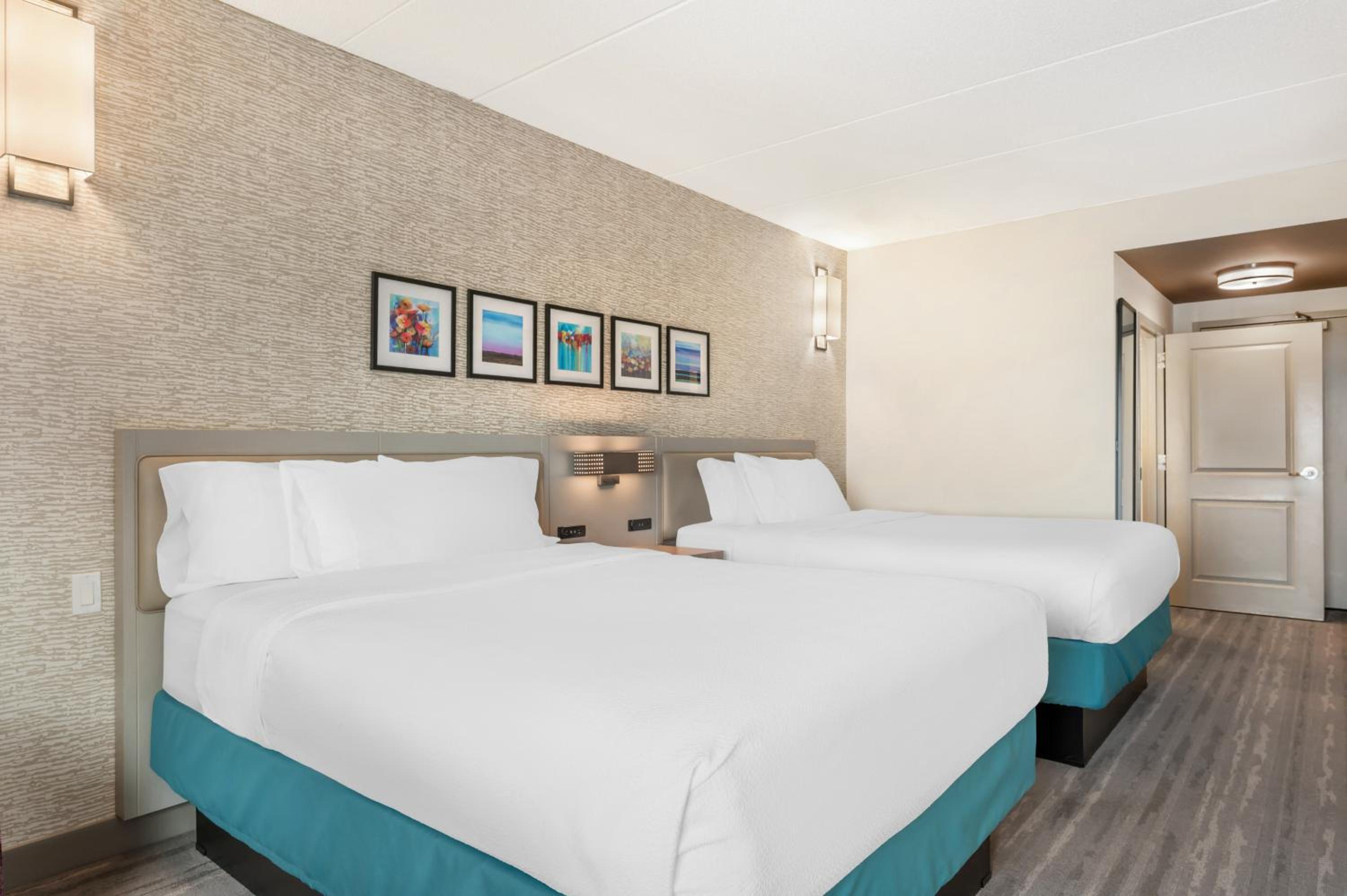 Queen Room with Two Queen Beds and Balcony - Photo 10