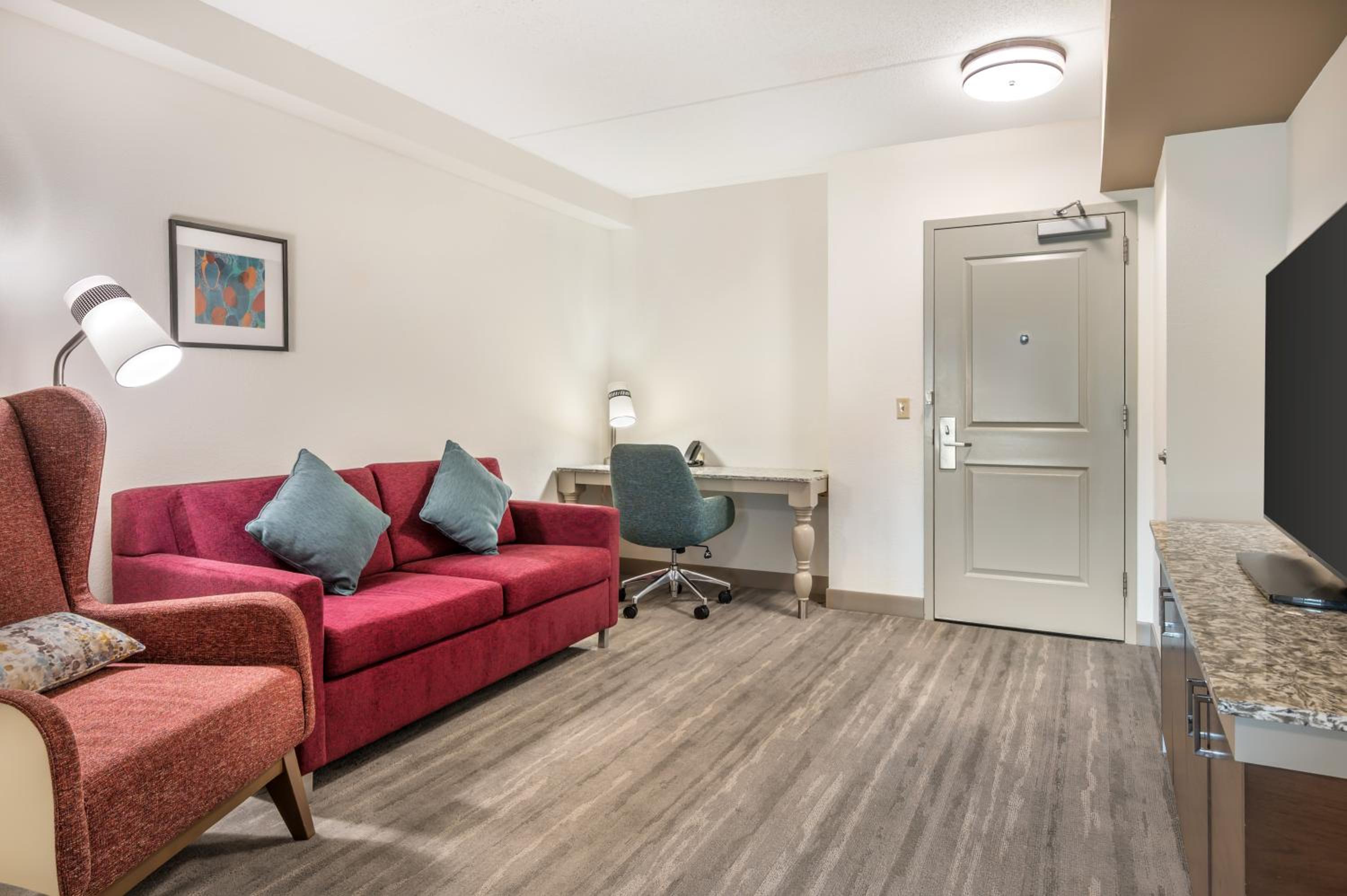 King Studio Suite with Sofa and Balcony - Photo 7