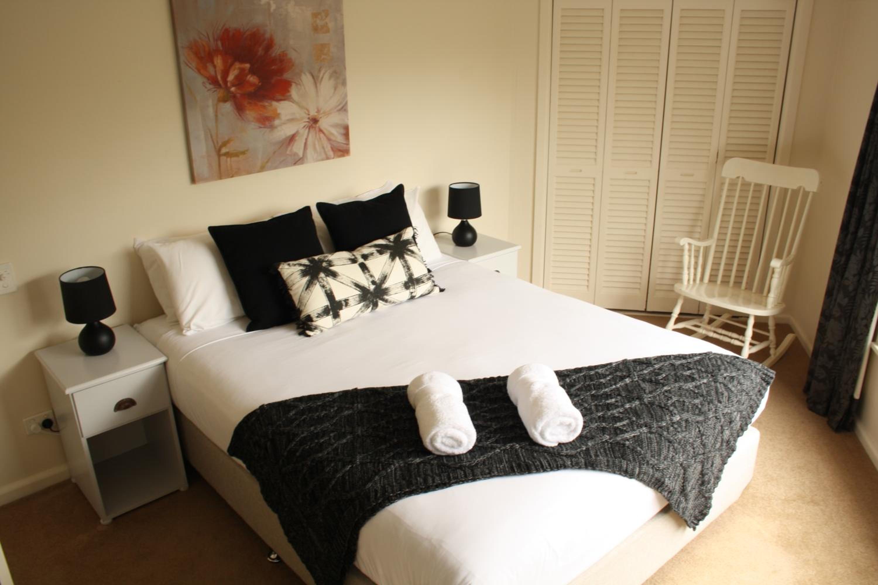 Two-Bedroom Apartment Upstairs - Mews photo 3