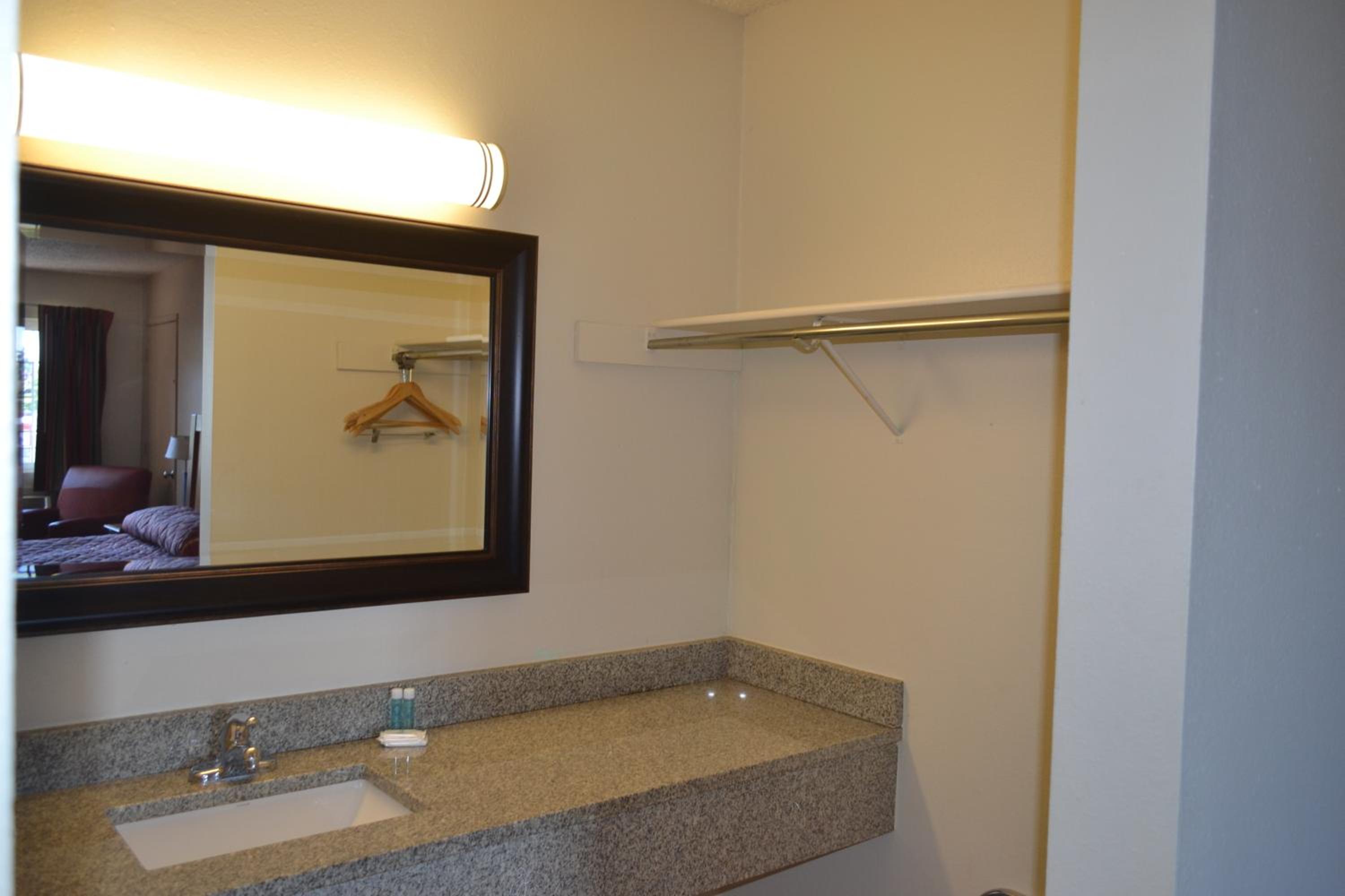 Standard King Room - Photo 5