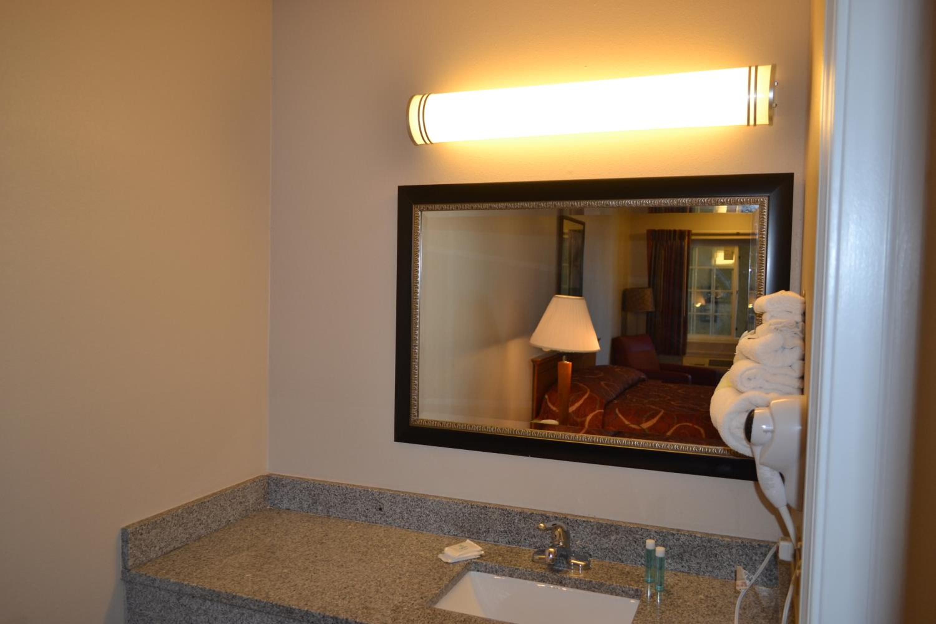 Queen Room with Two Queen Beds (Park and Fly) - Photo 3