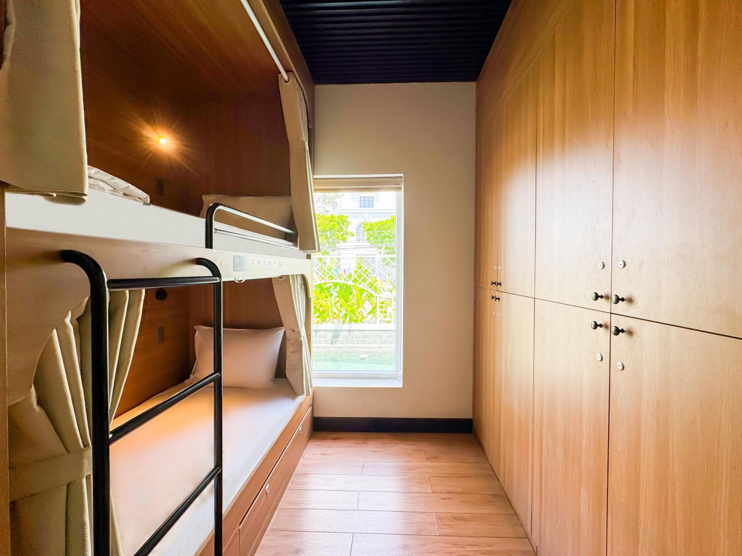 Single Bed in Mixed Dormitory Room