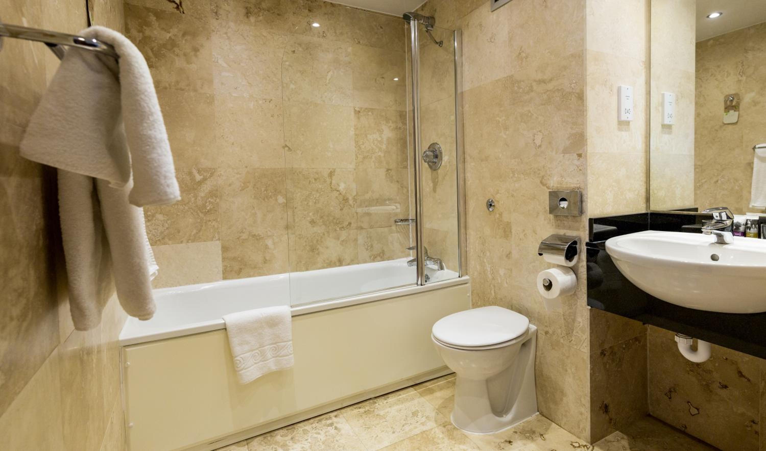 Standard King Room - Photo 8