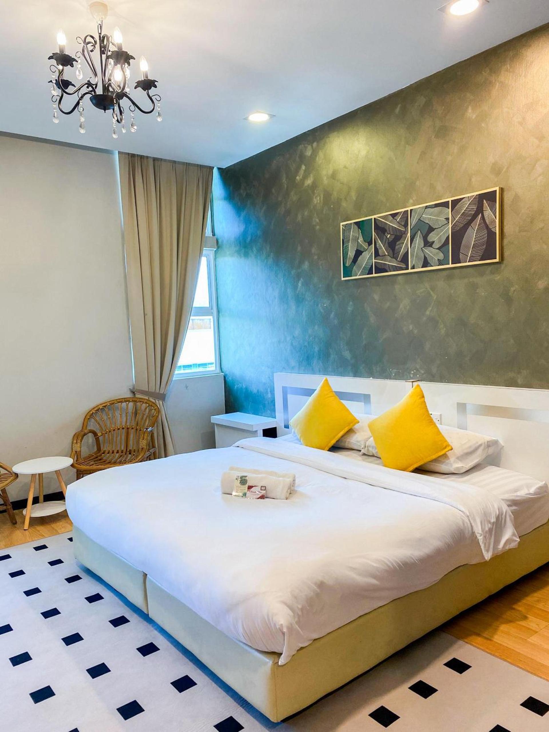 Deluxe Queen Suite