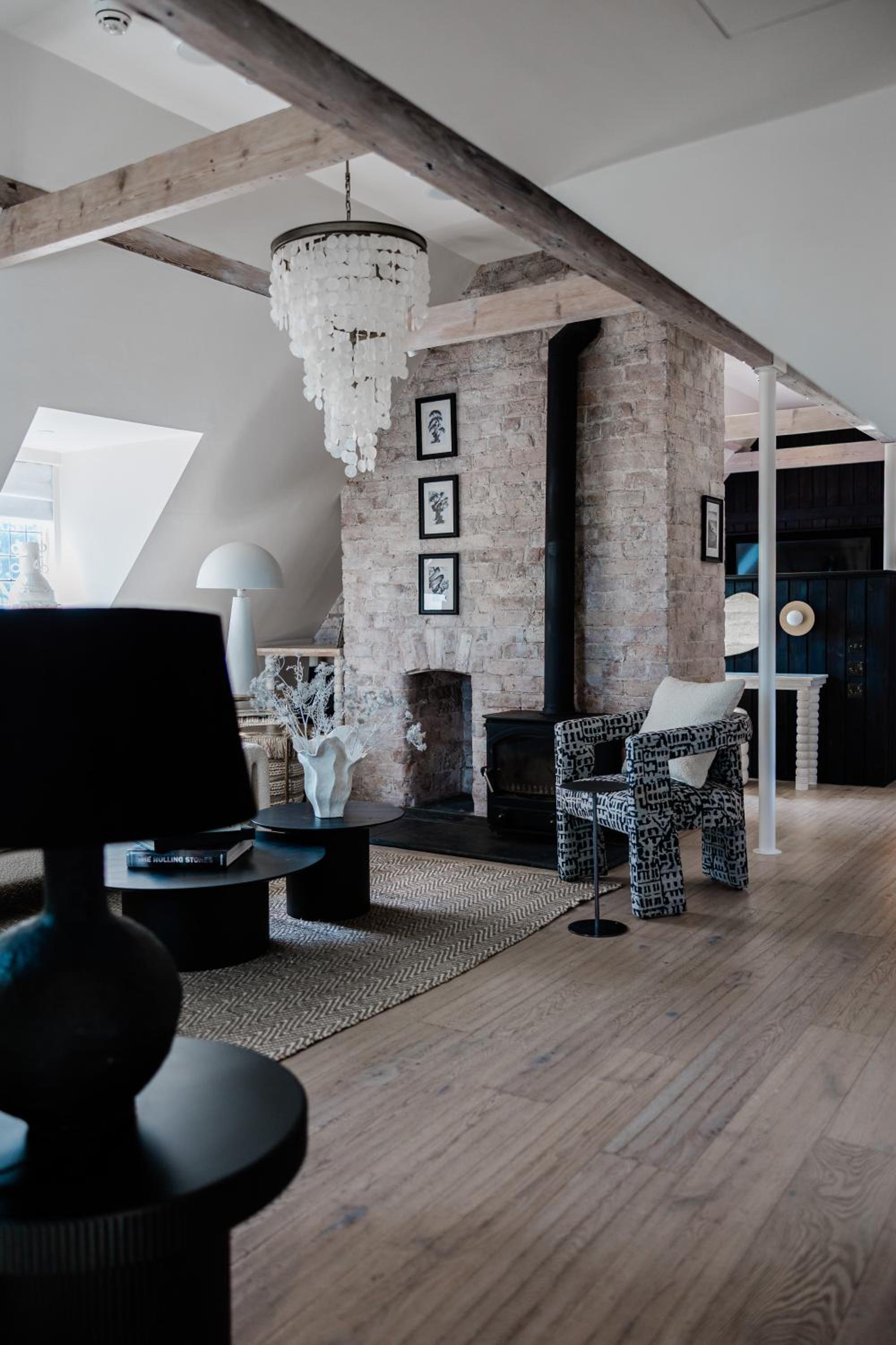 Deluxe One-Bedroom Apartment