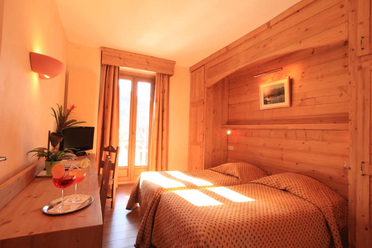 Double Room with bath and balcony photo 2
