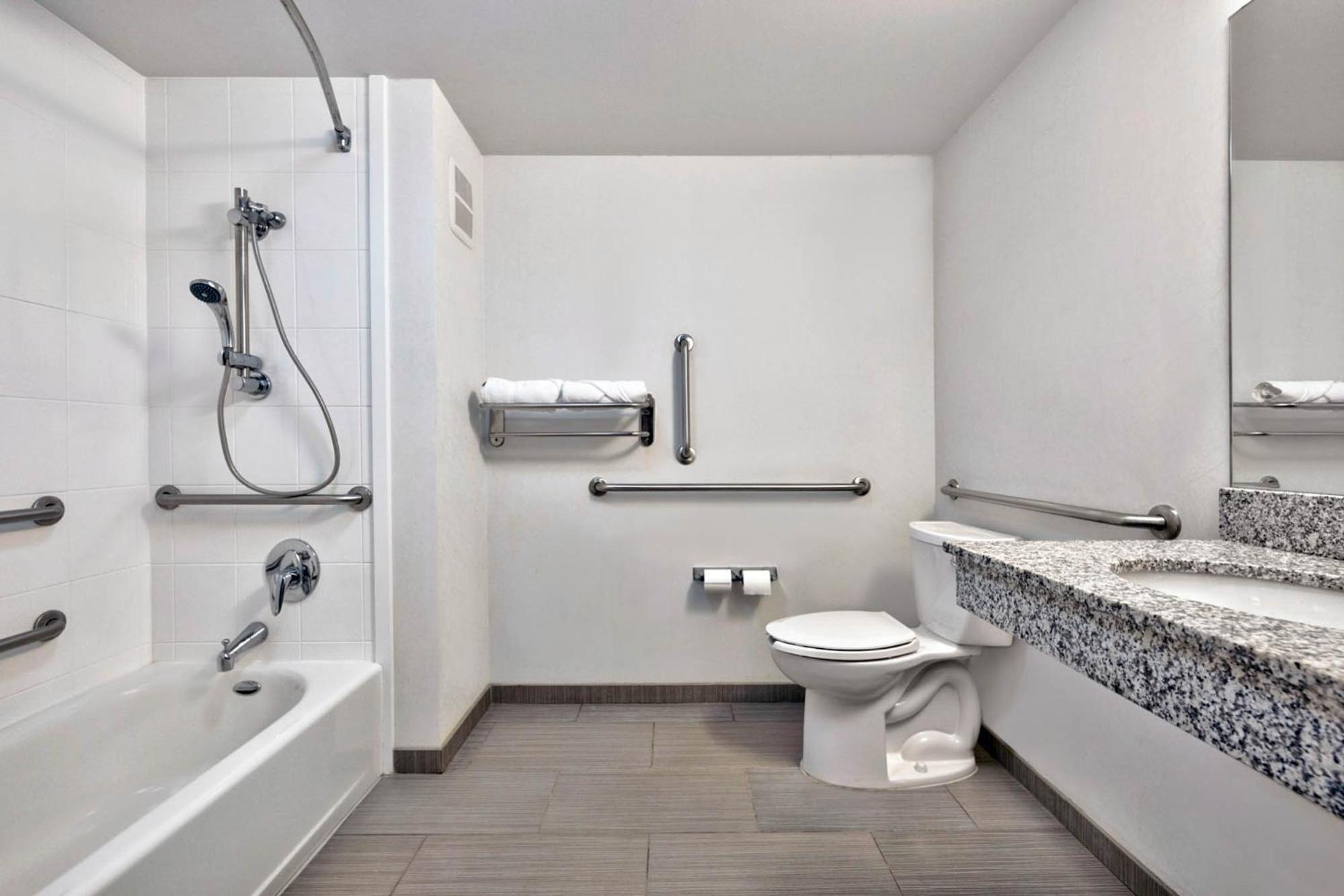 Queen Room - Disability Access - Non-Smoking photo 1