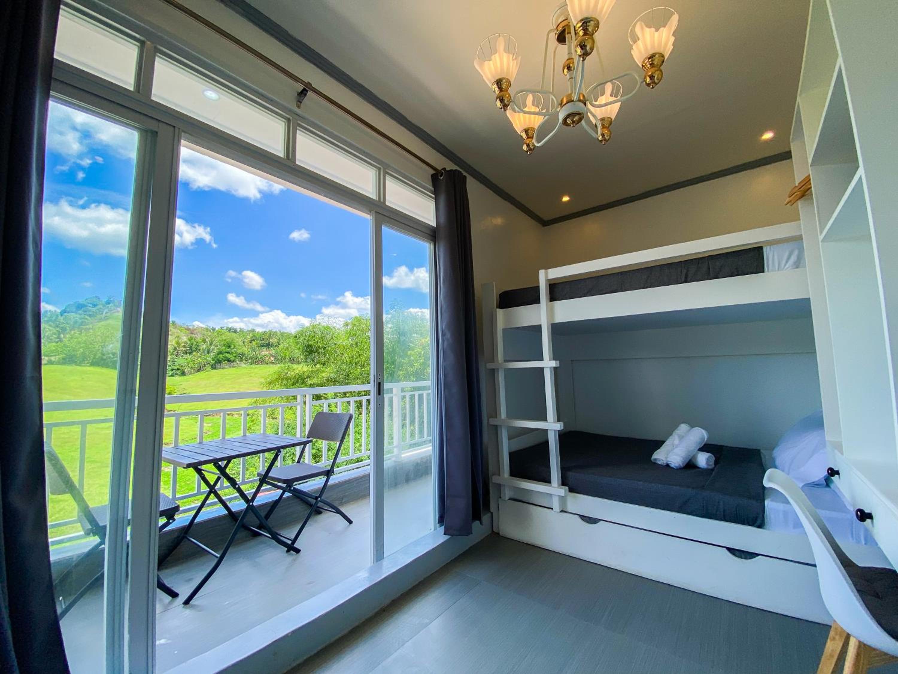 Family Room with Mountain View photo 2