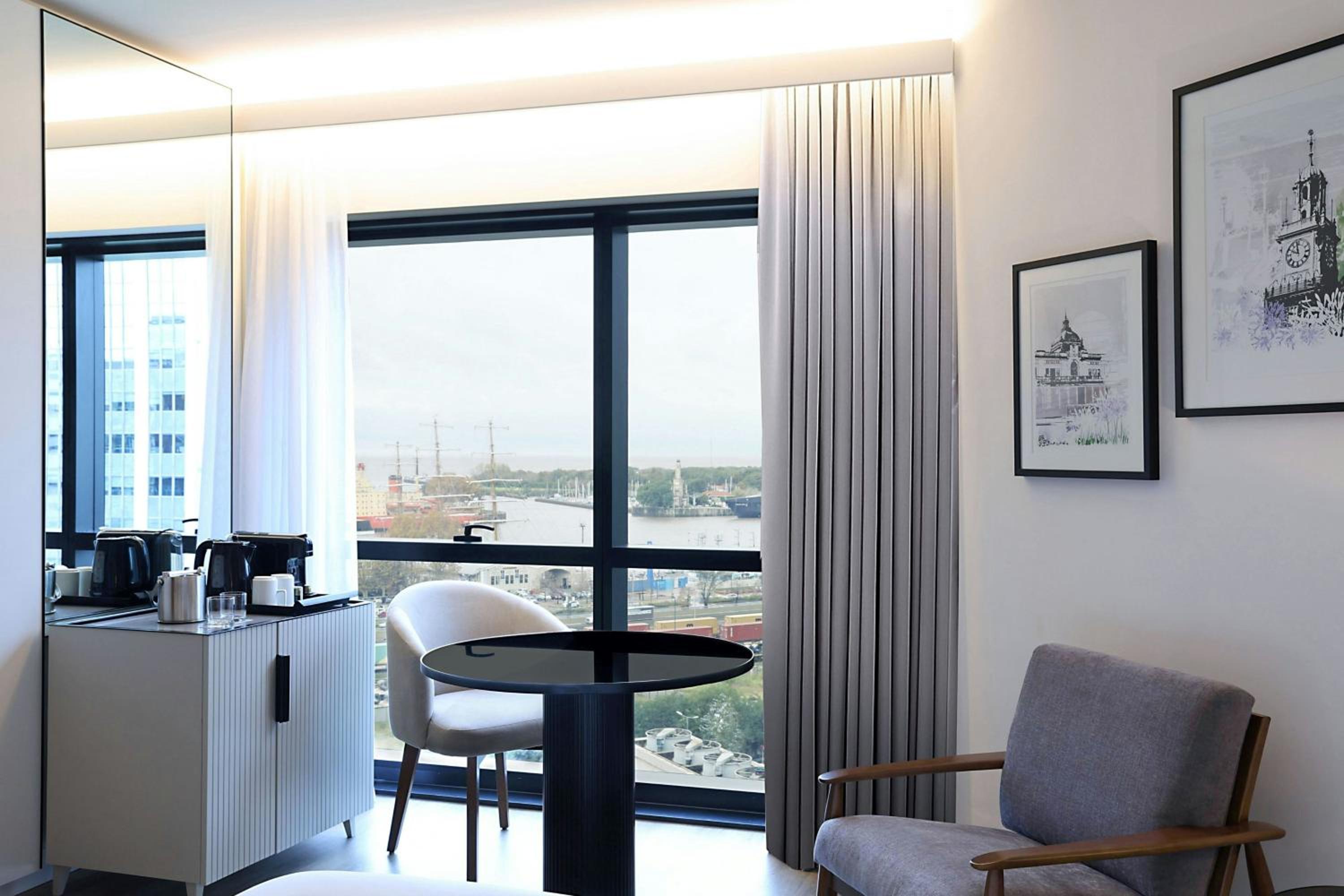Superior, Guest room, 1 King, Pool access thumbnail 6