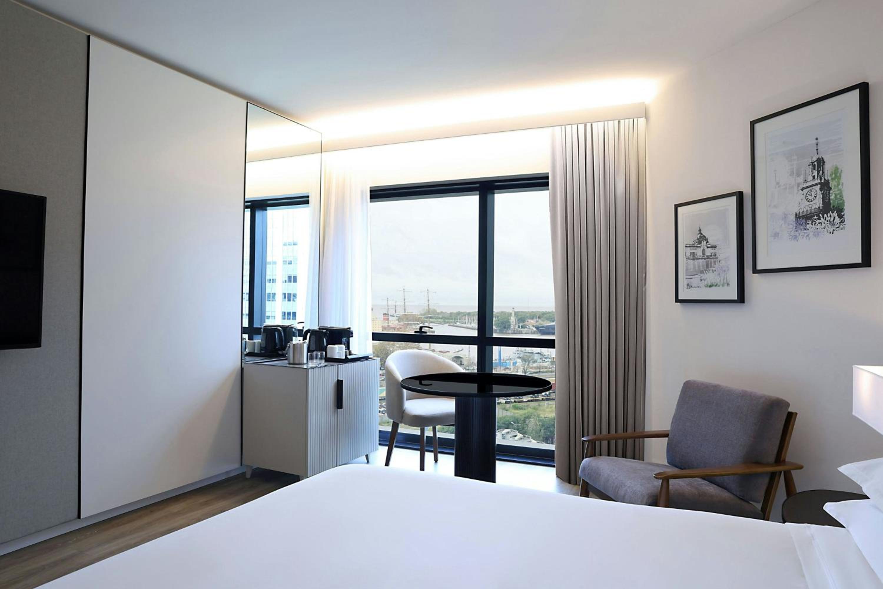 Superior, Guest room, 1 King, Pool access