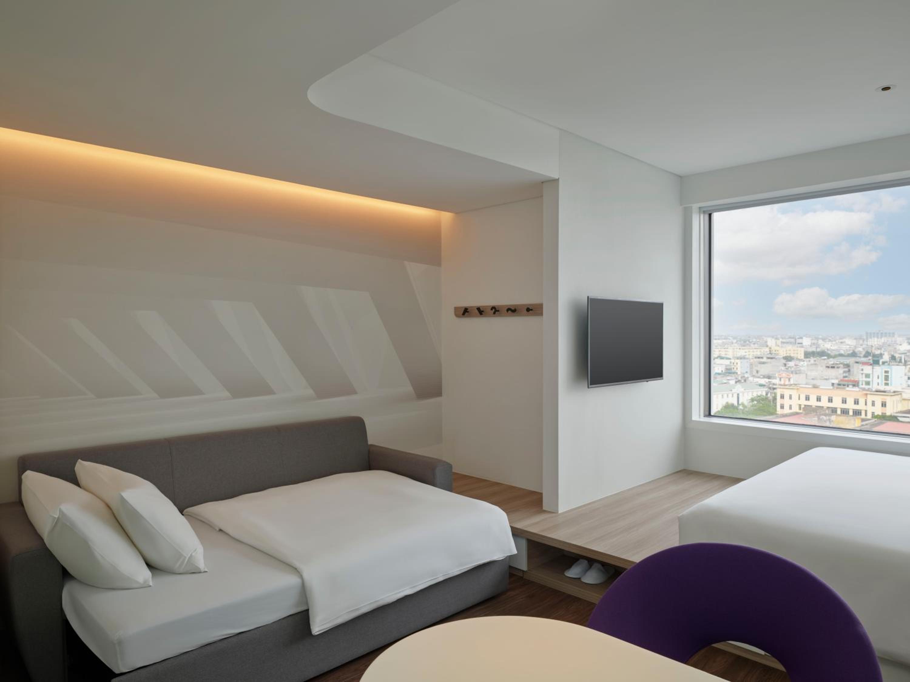 King Room with Sofa Bed - Photo 5