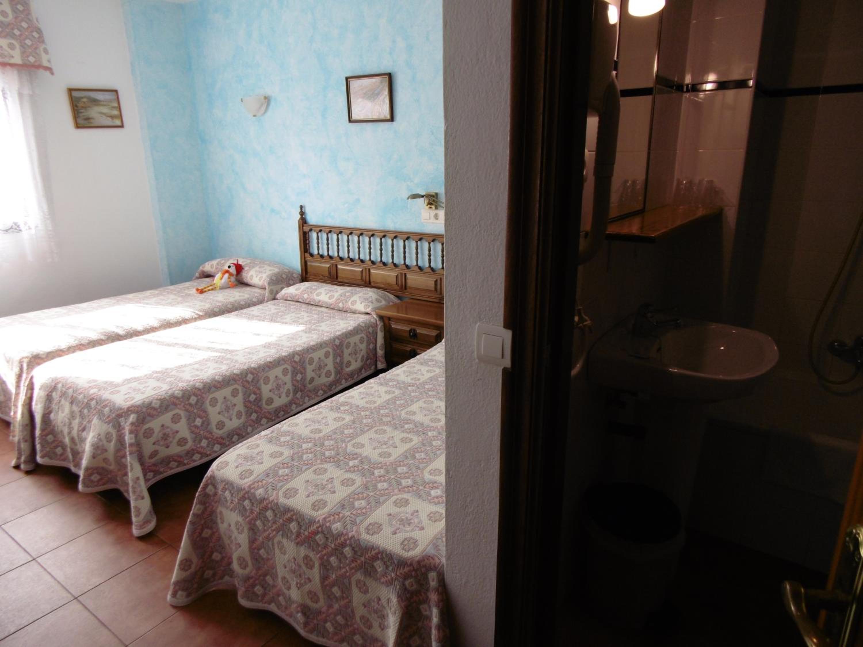 Triple Room with Private Bathroom photo 3