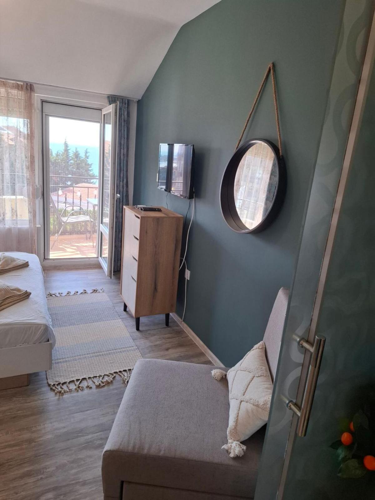 Two-Bedroom Deluxe Apartment photo 2
