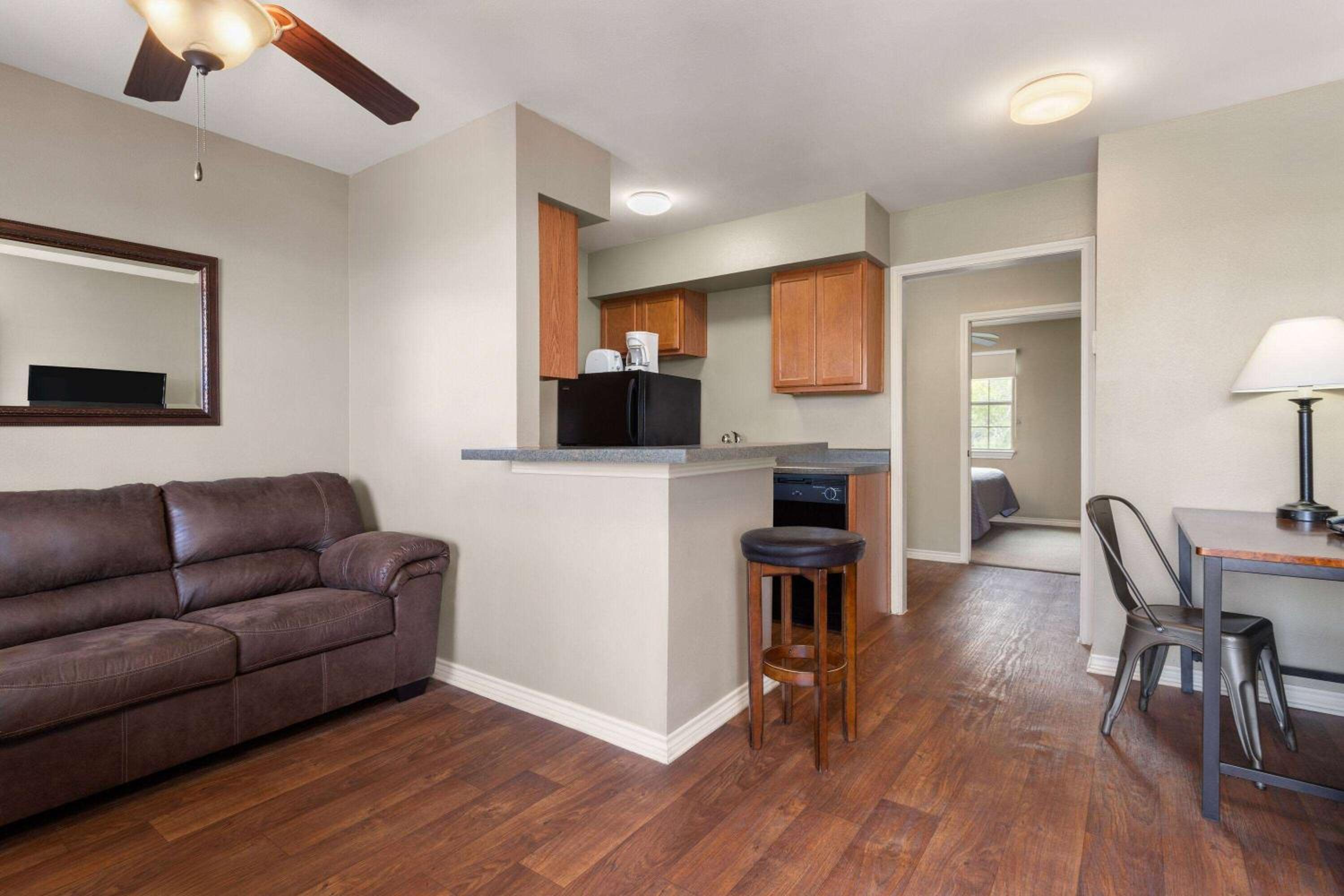 One-Bedroom King Suite - Non-Smoking photo 2