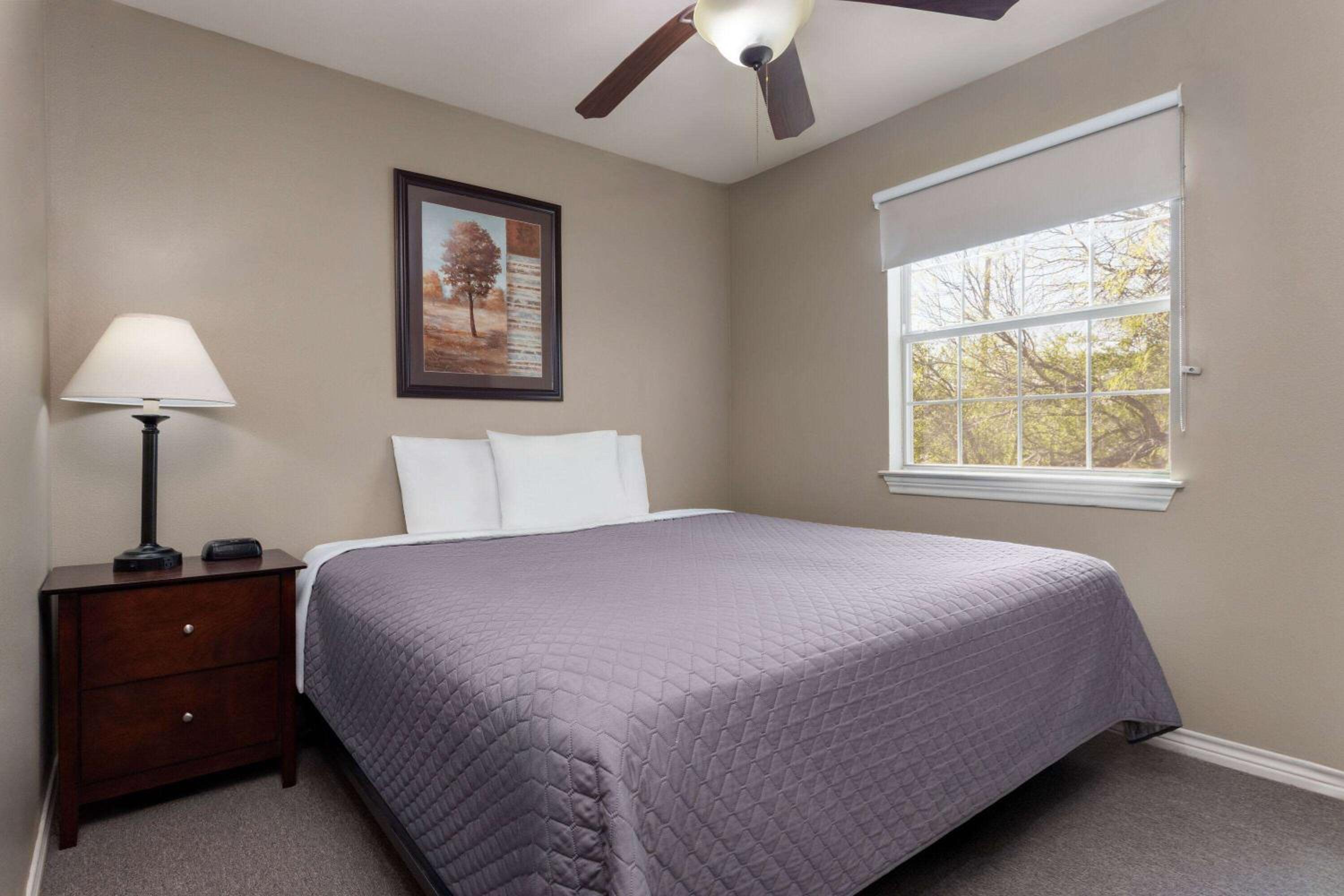 One-Bedroom King Suite - Non-Smoking photo 3