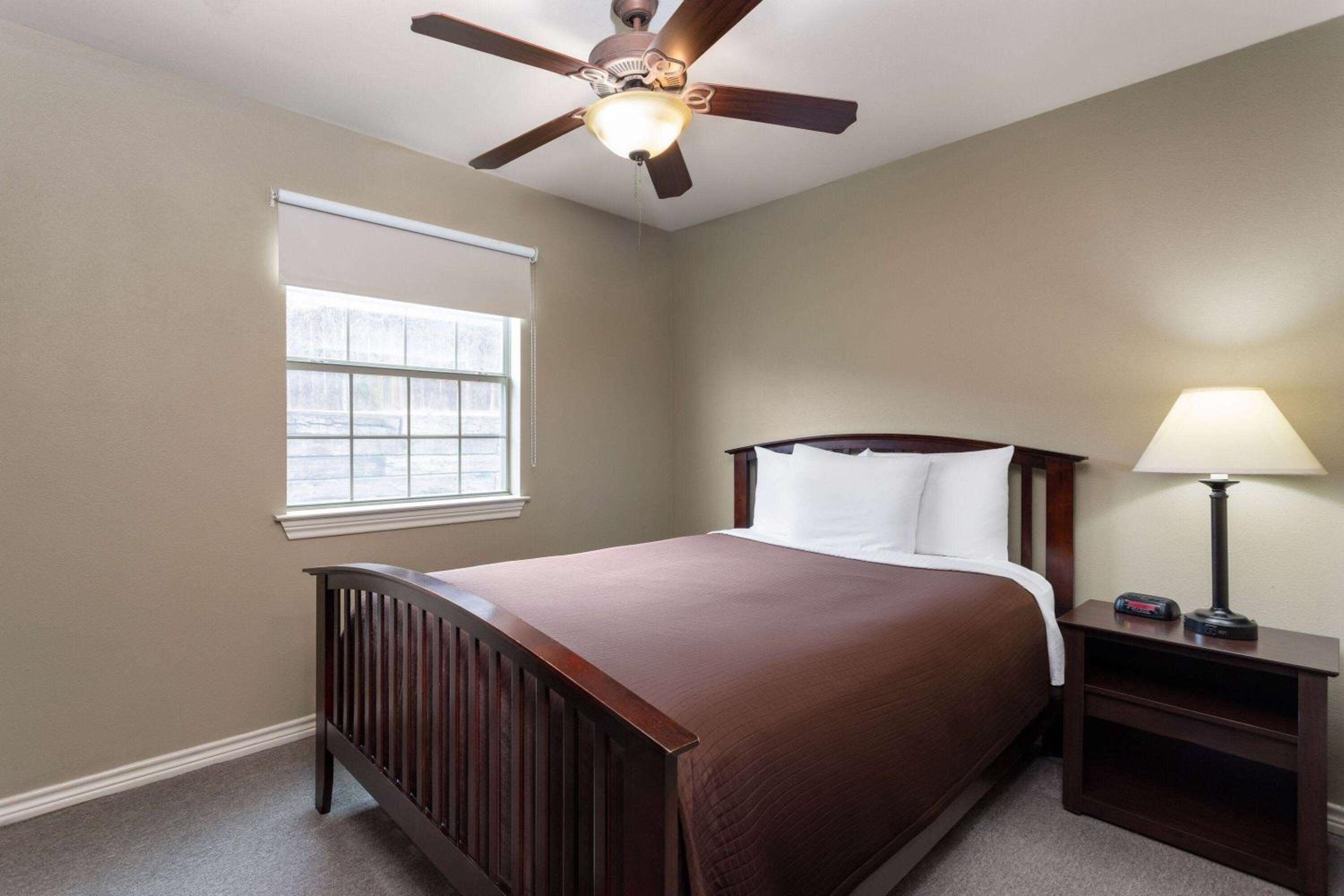 One-Bedroom Queen Suite with Roll-In Shower - Mobility Accessible - Non-Smoking photo 2