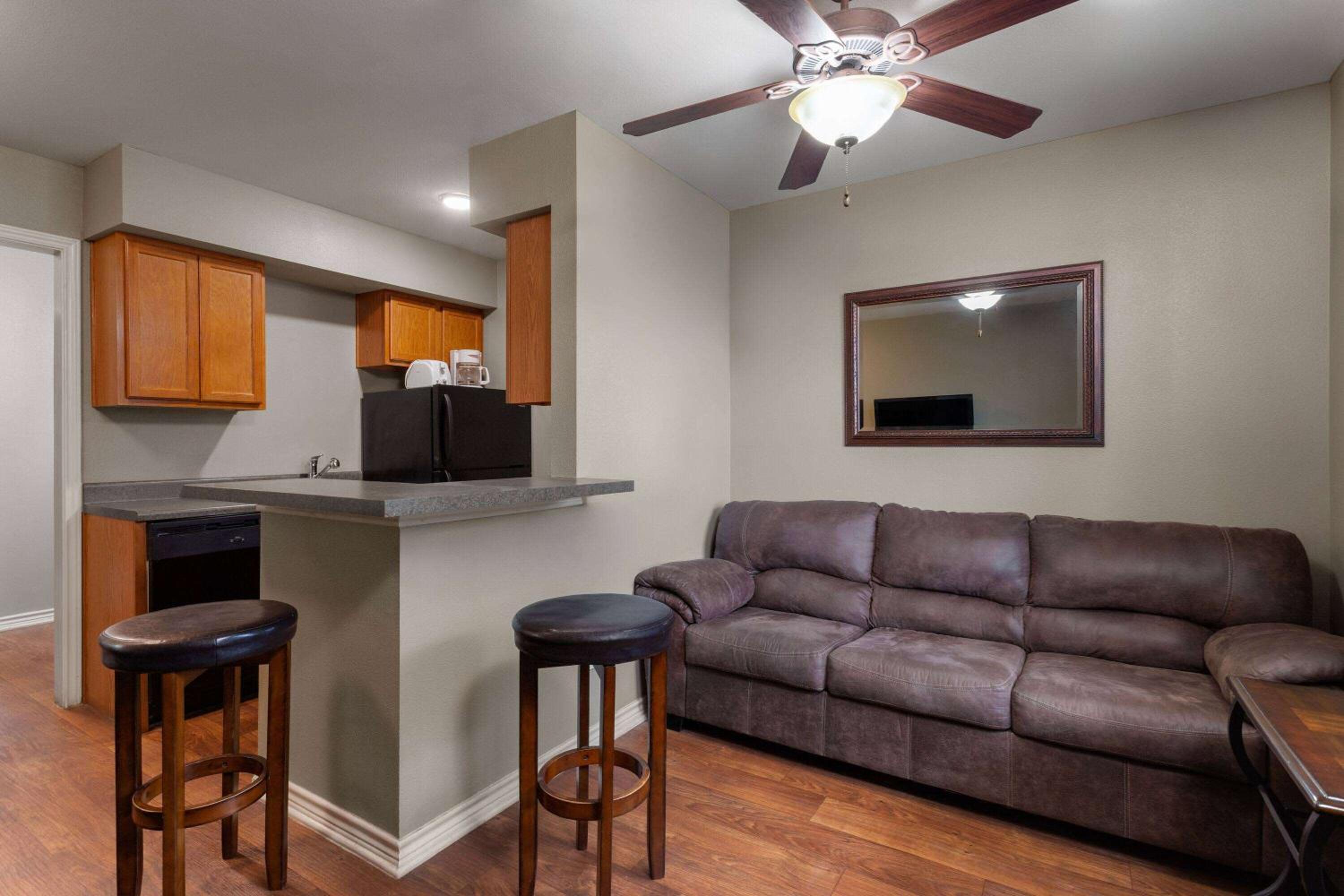 One-Bedroom Queen Suite - Non-Smoking photo 1