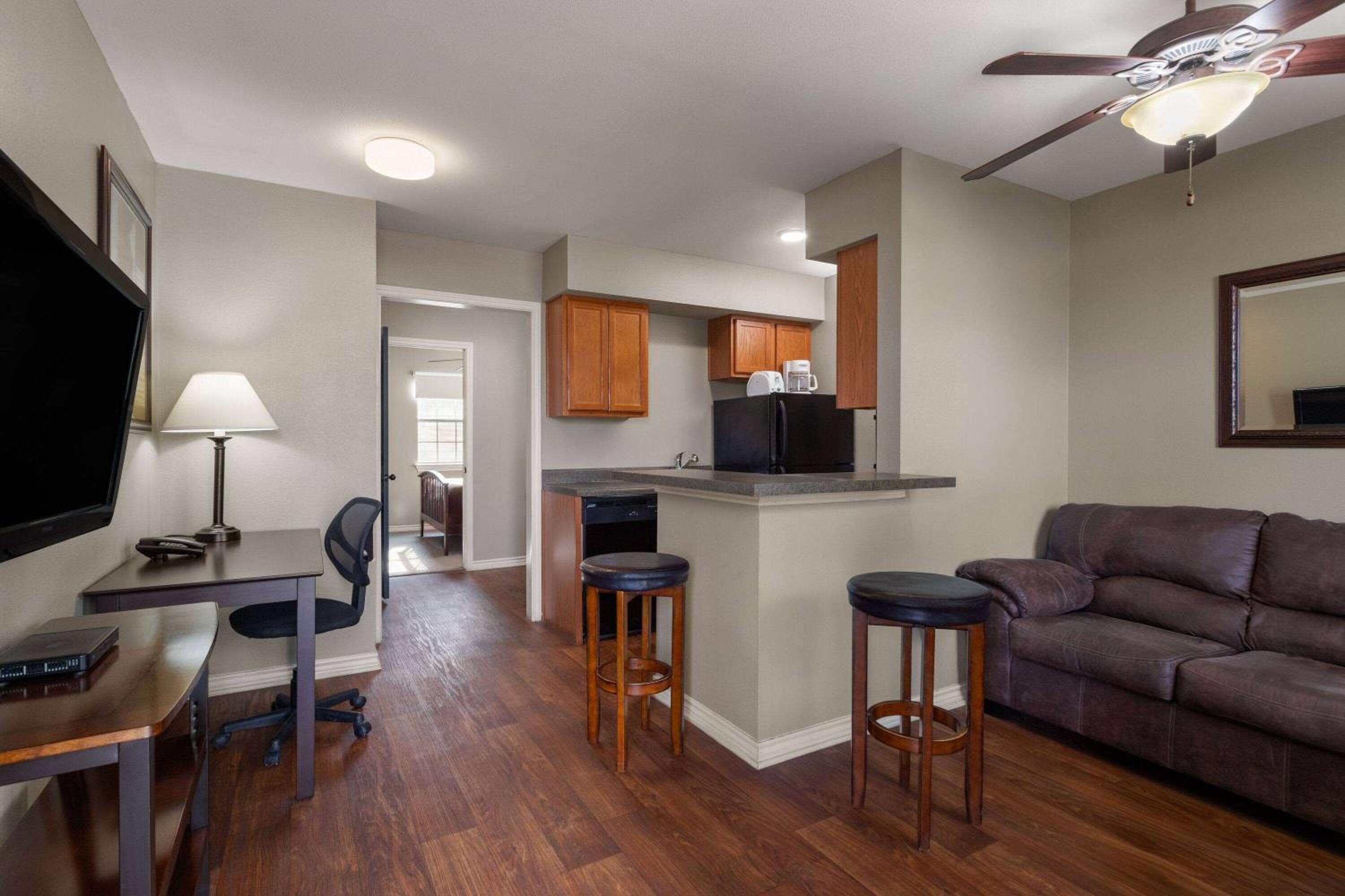 One-Bedroom Queen Suite - Non-Smoking photo 2