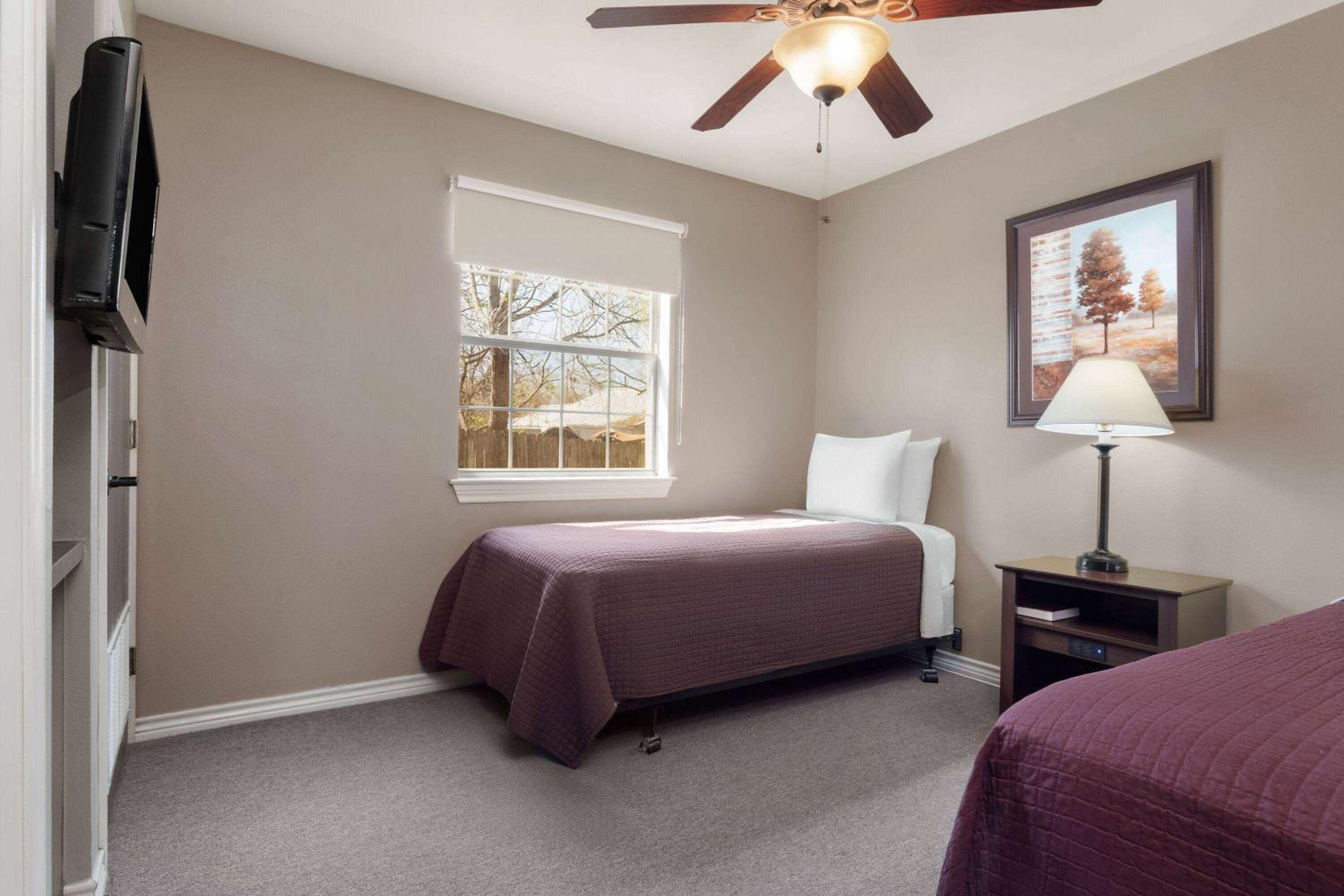 One-Bedroom Twin Suite with Roll-In Shower - Mobility Accessible - Non-Smoking photo 2