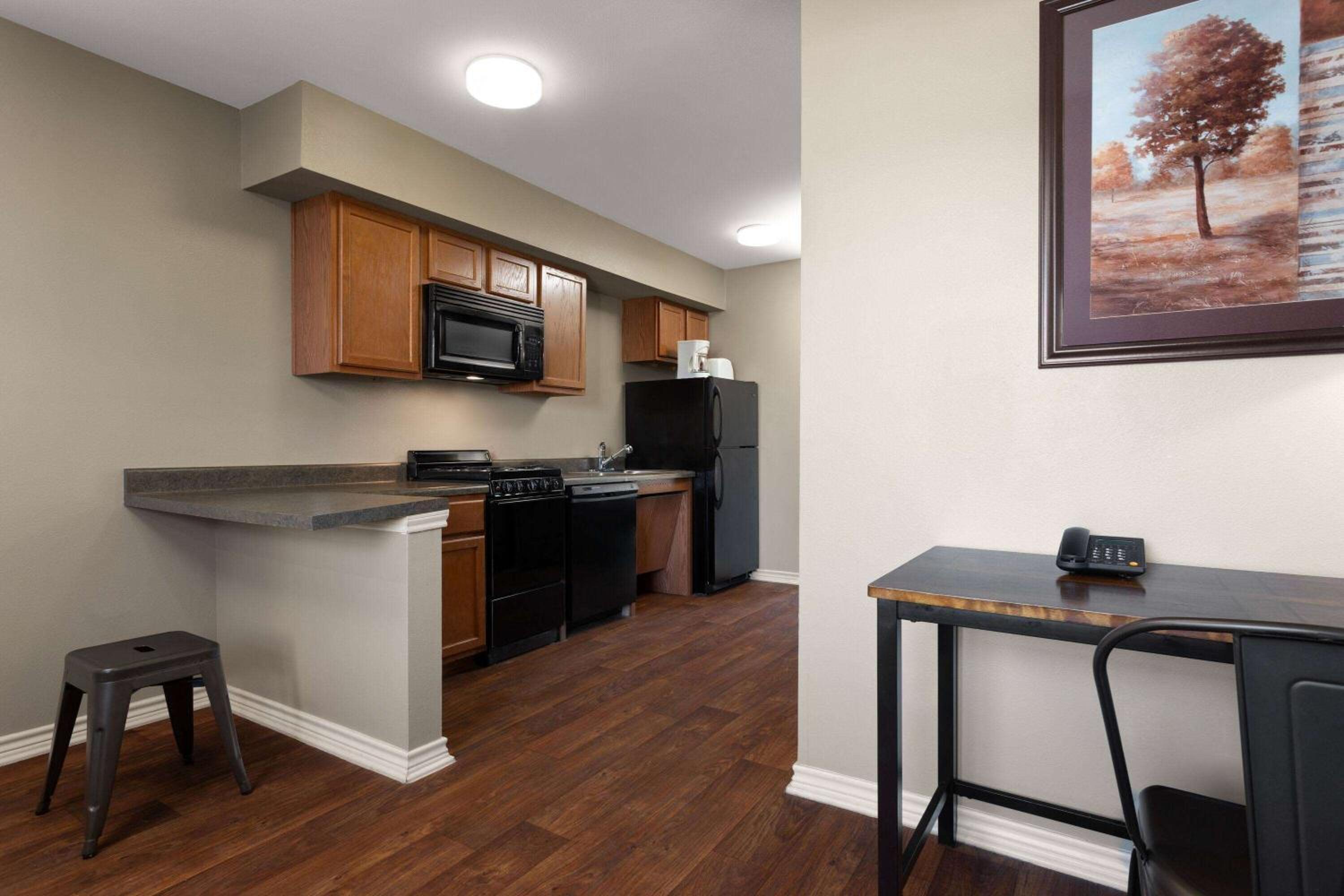 One-Bedroom Queen Suite with Roll-In Shower - Mobility Accessible - Non-Smoking photo 3