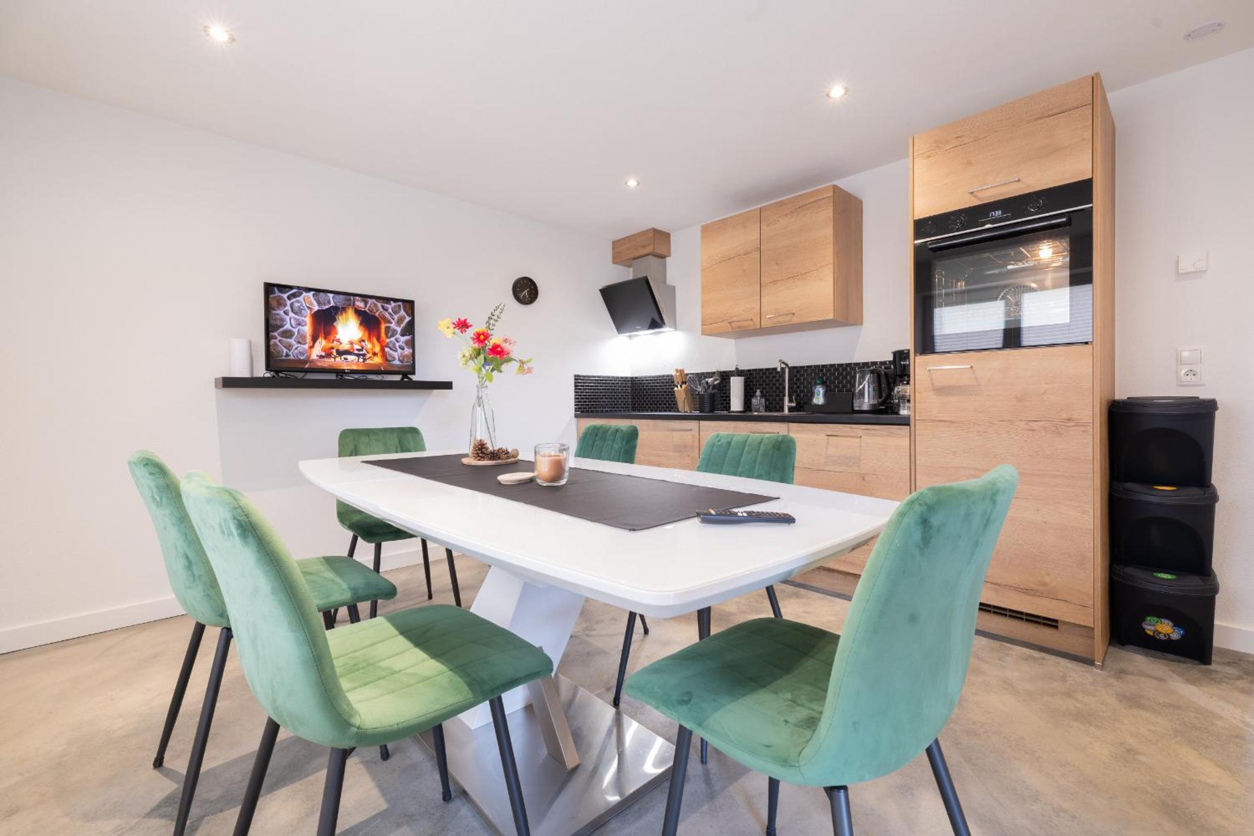 Three-Bedroom Apartment with View photo 3