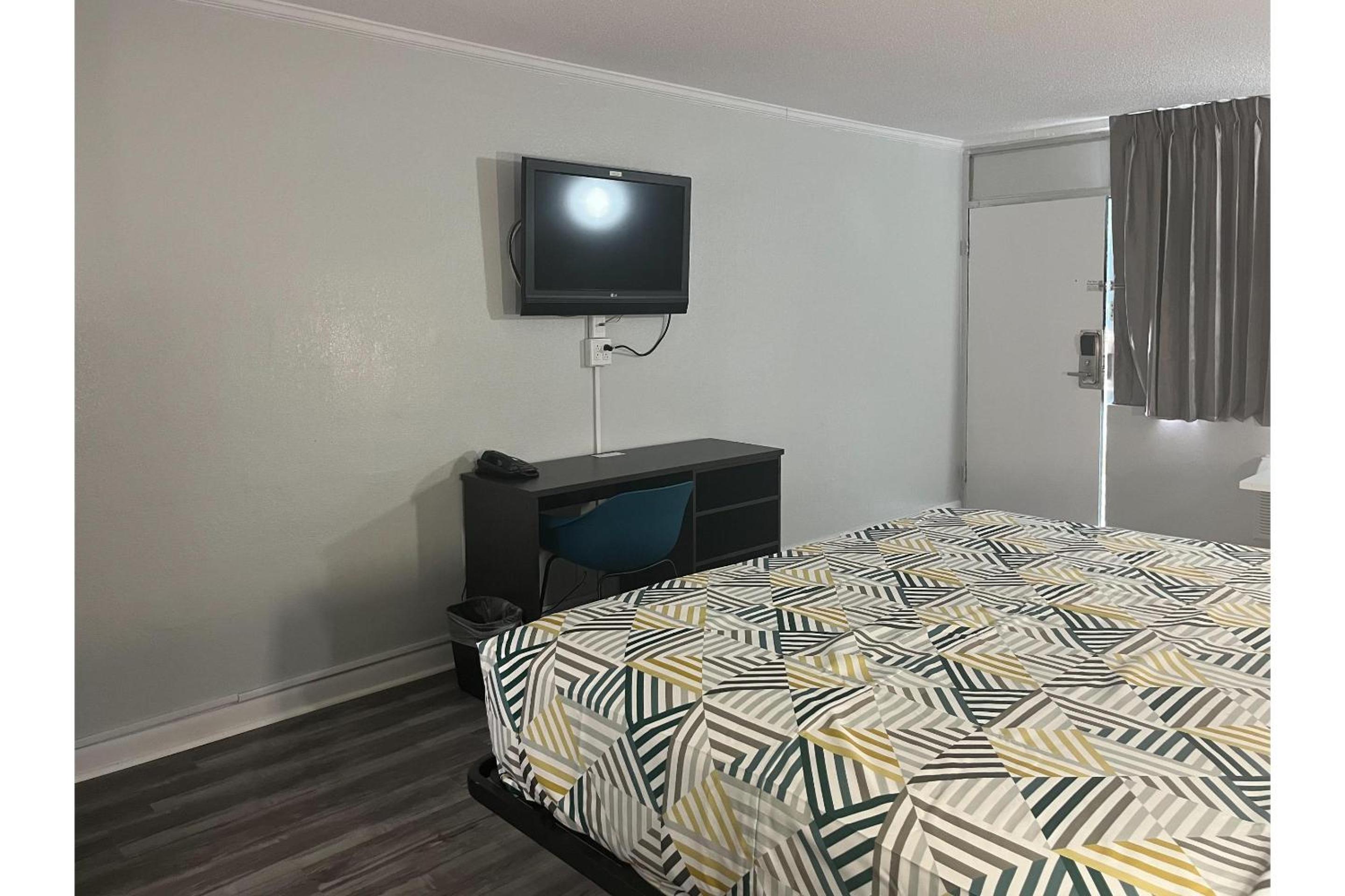 Queen Room - Disability Access - Non-Smoking photo 2