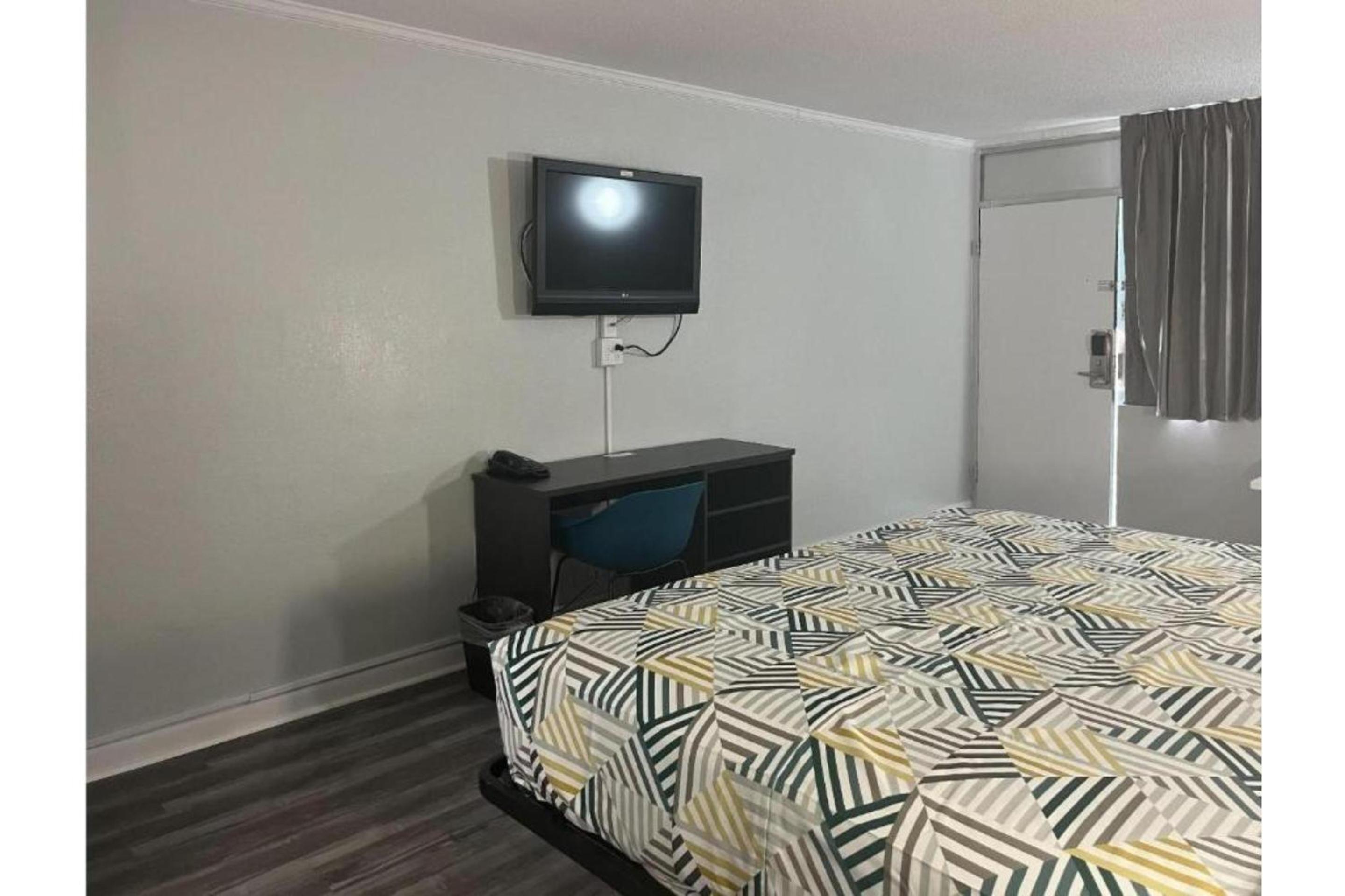 Queen Room - Disability Access - Non-Smoking photo 1
