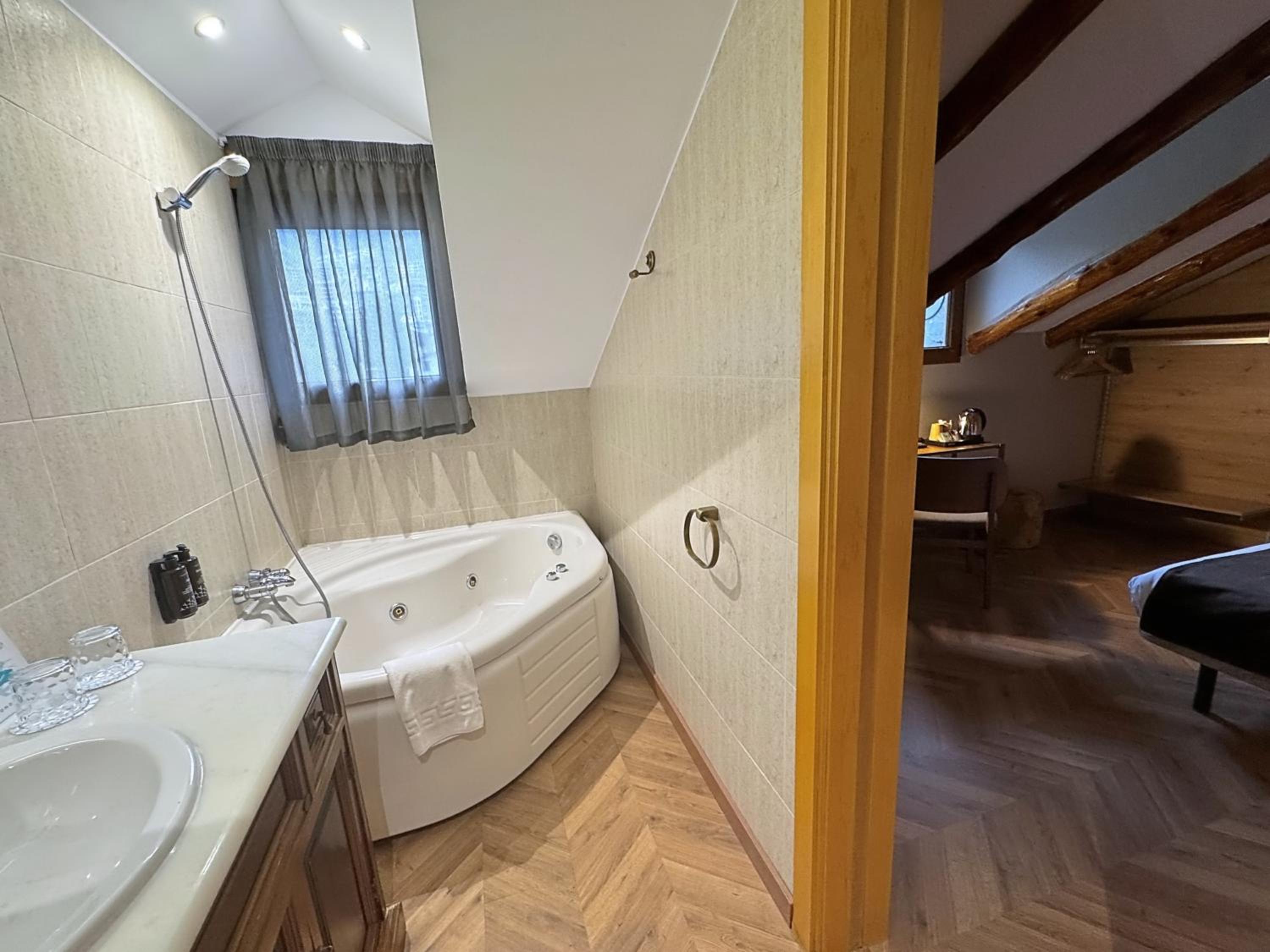Double Room with Spa Bath photo 2
