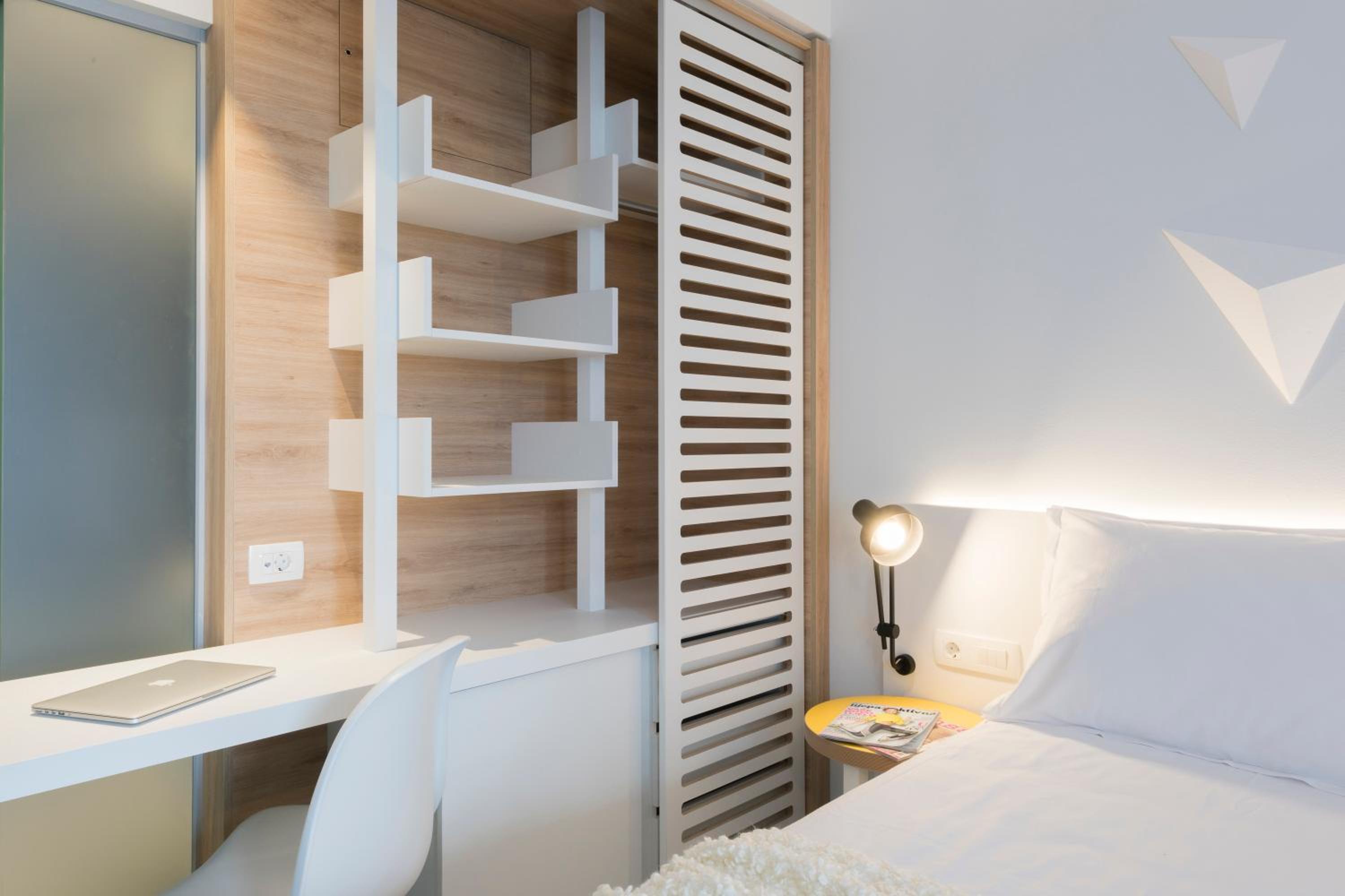Double Room with Balcony and Park View - Photo 13