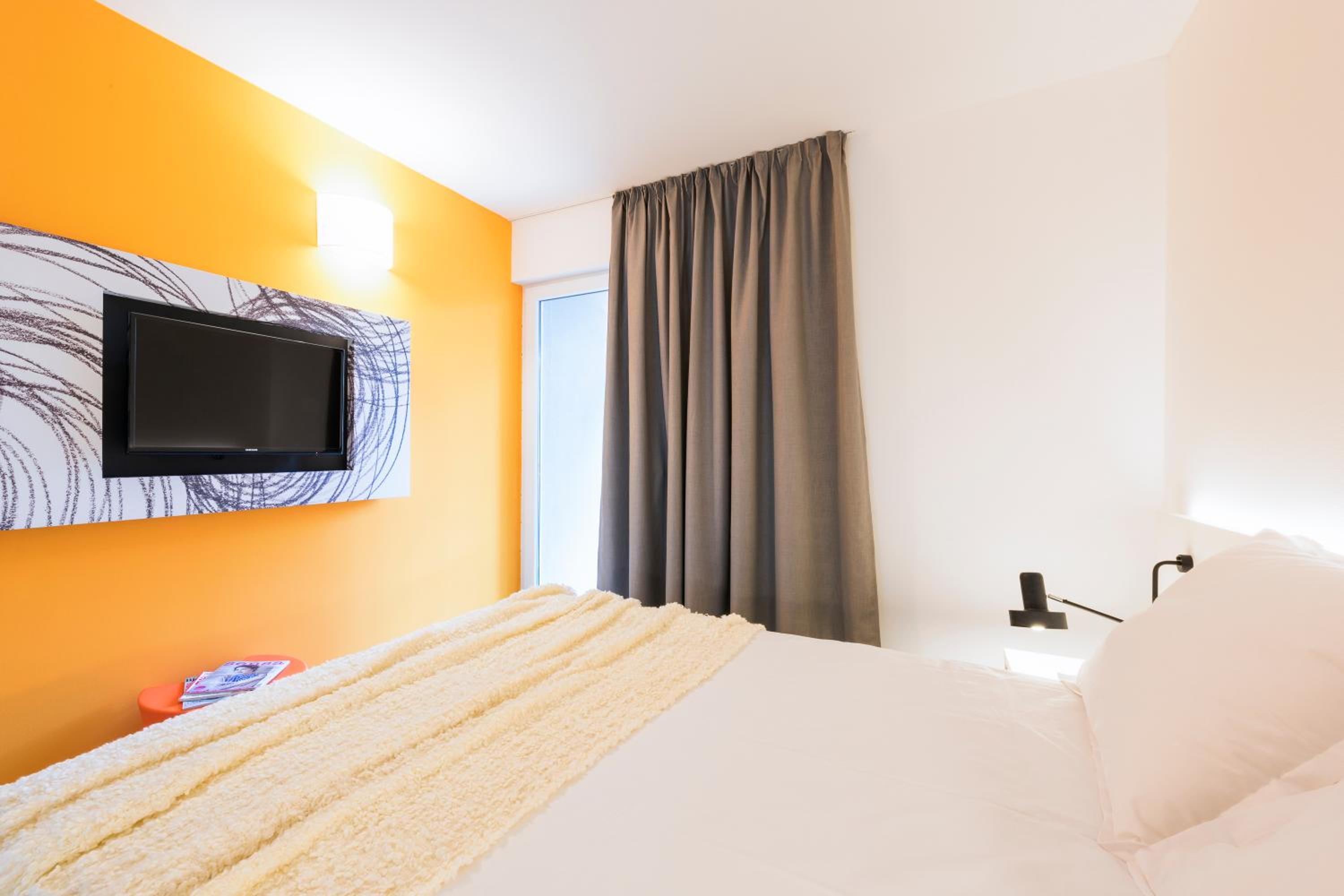 Double Room with Park View - Photo 3