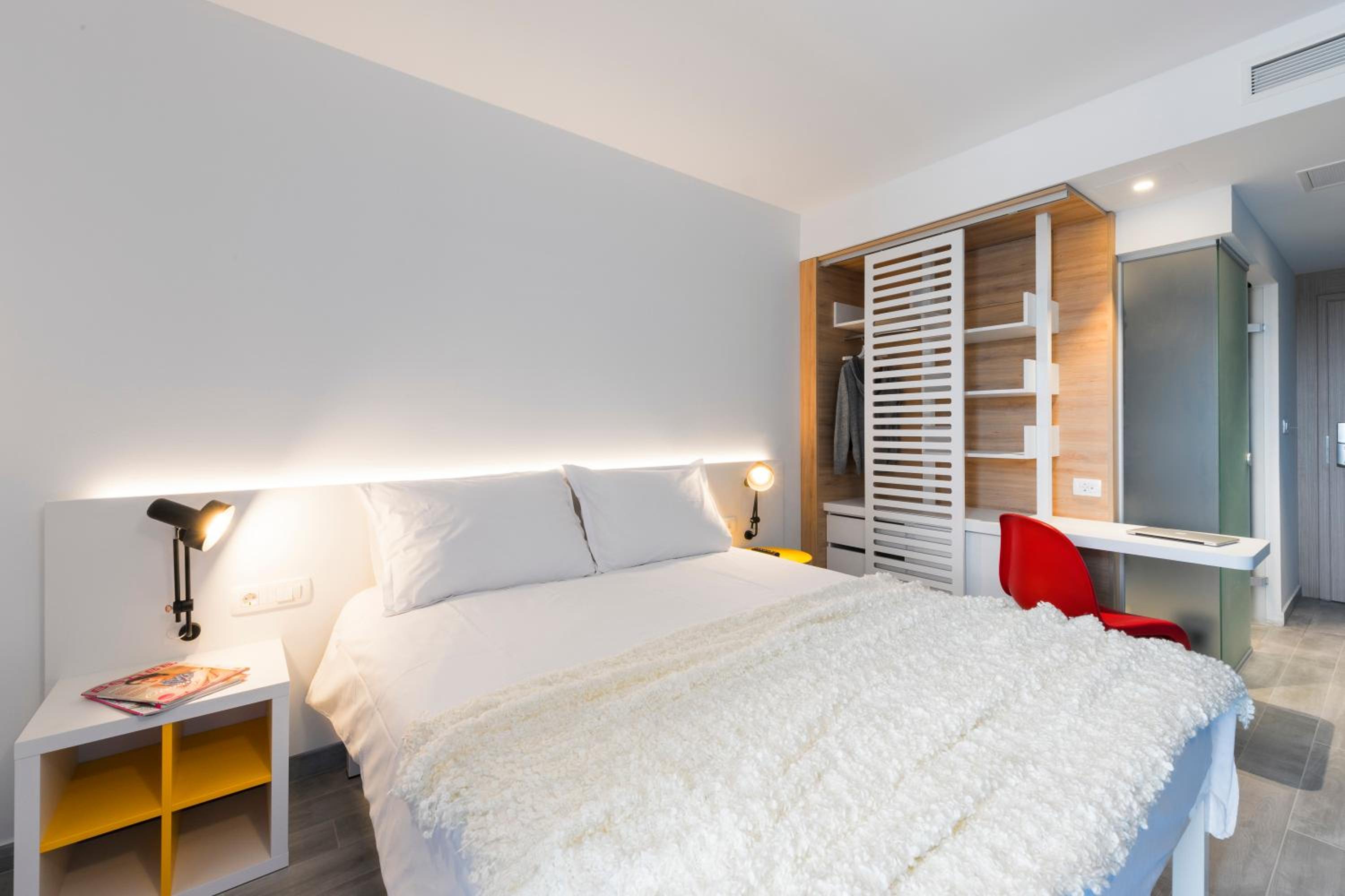 Double Room with Balcony and Park View - Photo 12
