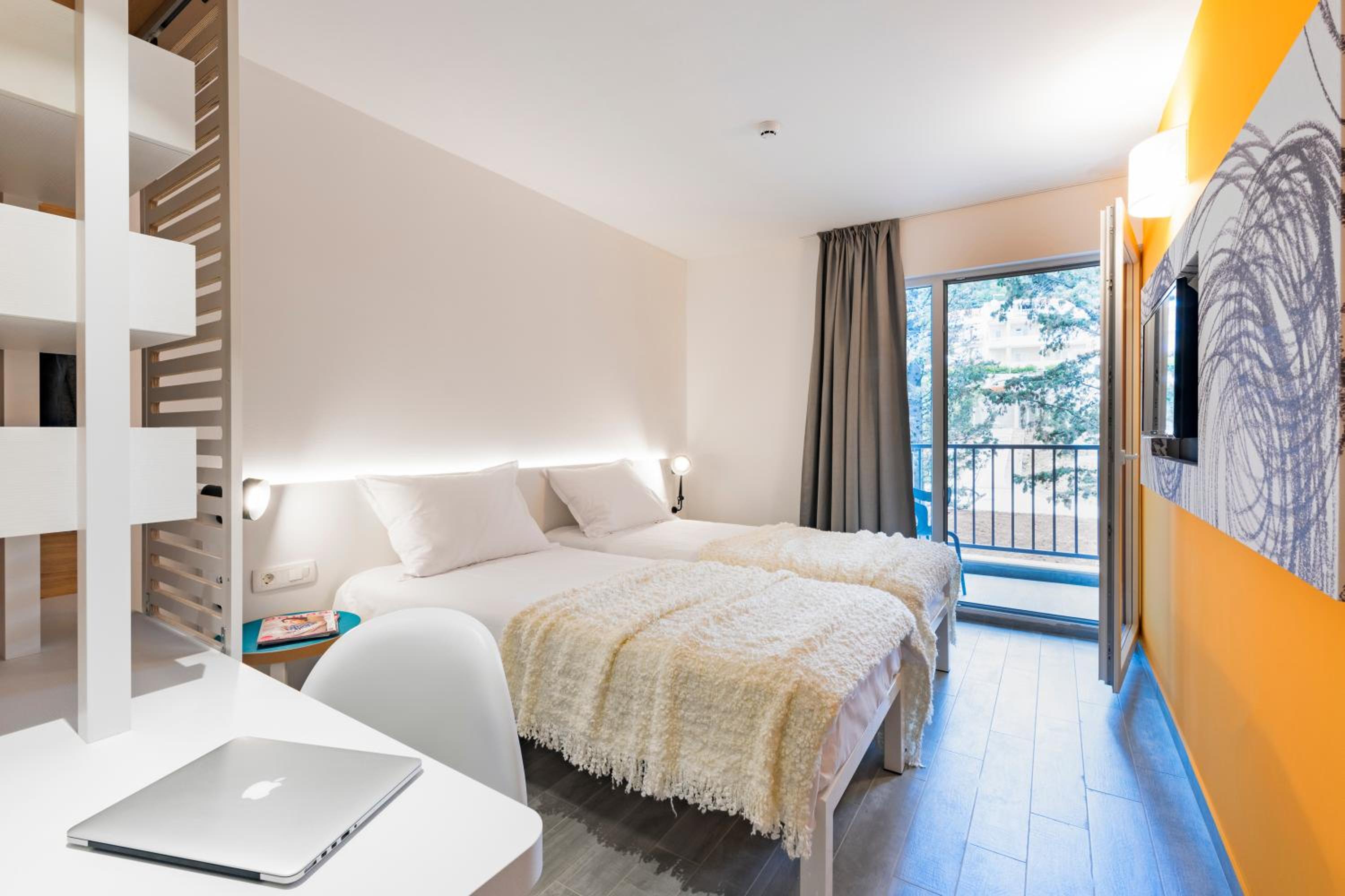 Double Room with Balcony and Park View - Photo 8