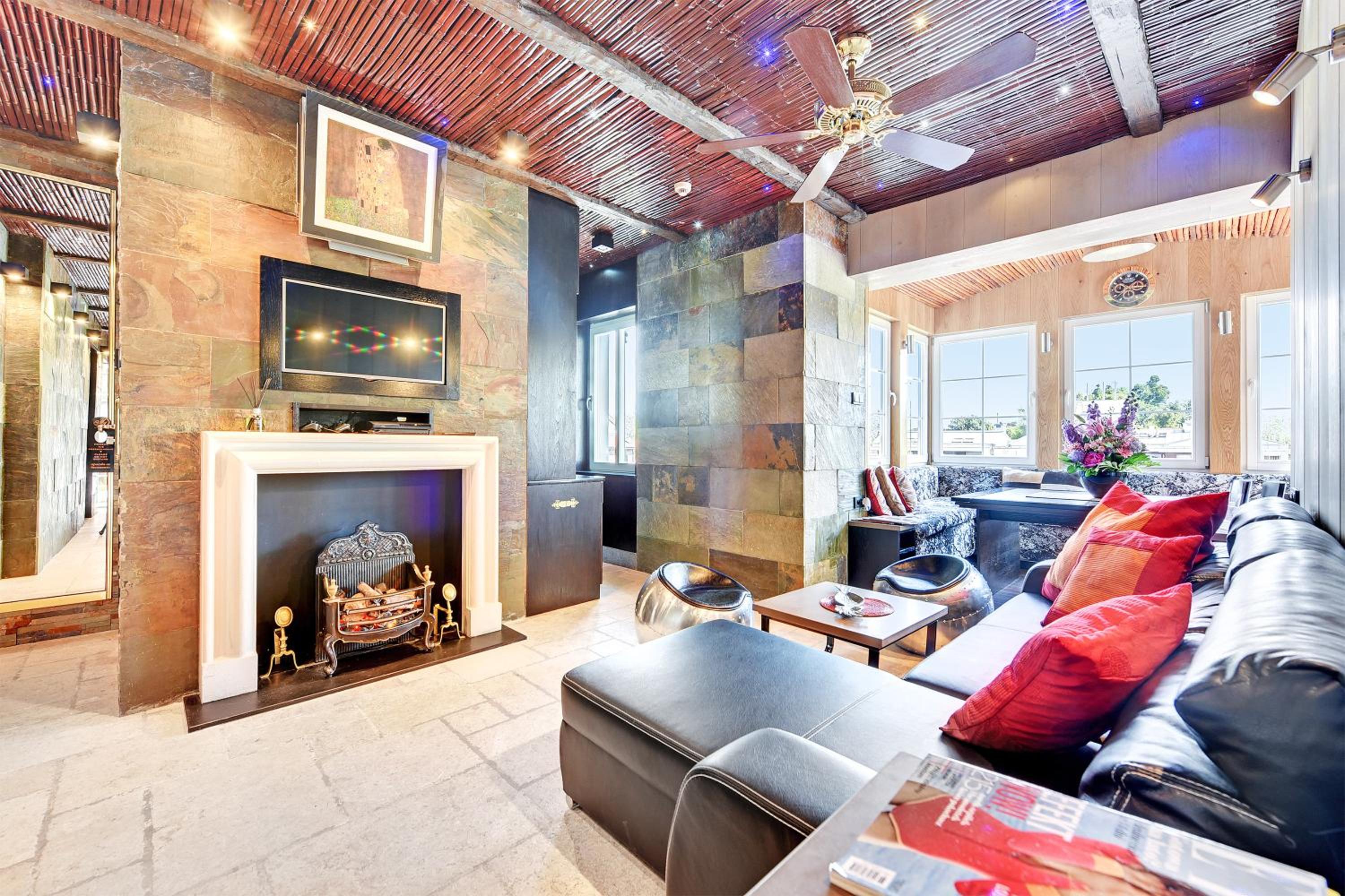 Four-Bedroom Apartment with One Bathroom - Photo 1