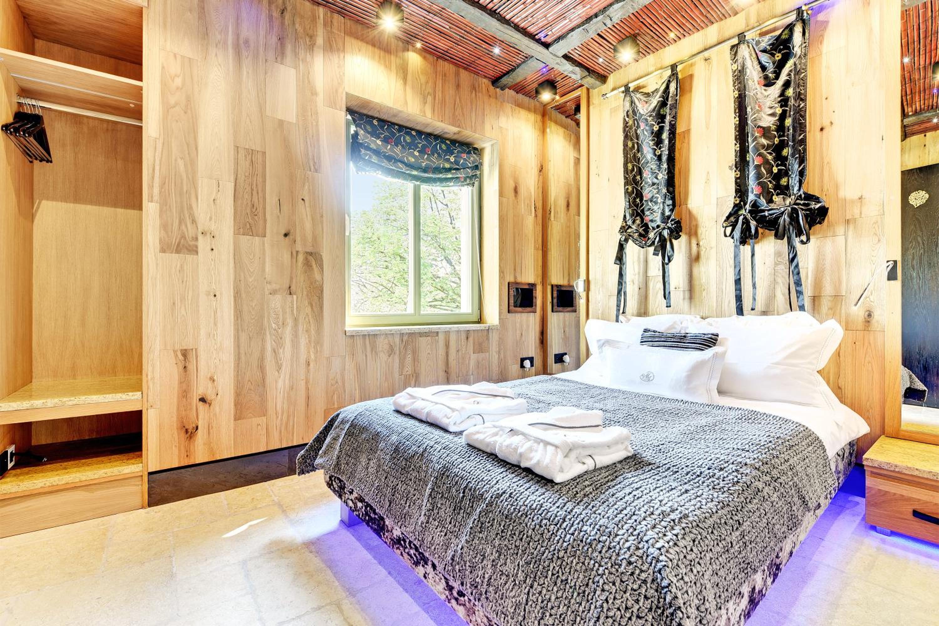 Four-Bedroom Apartment with One Bathroom - Photo 11