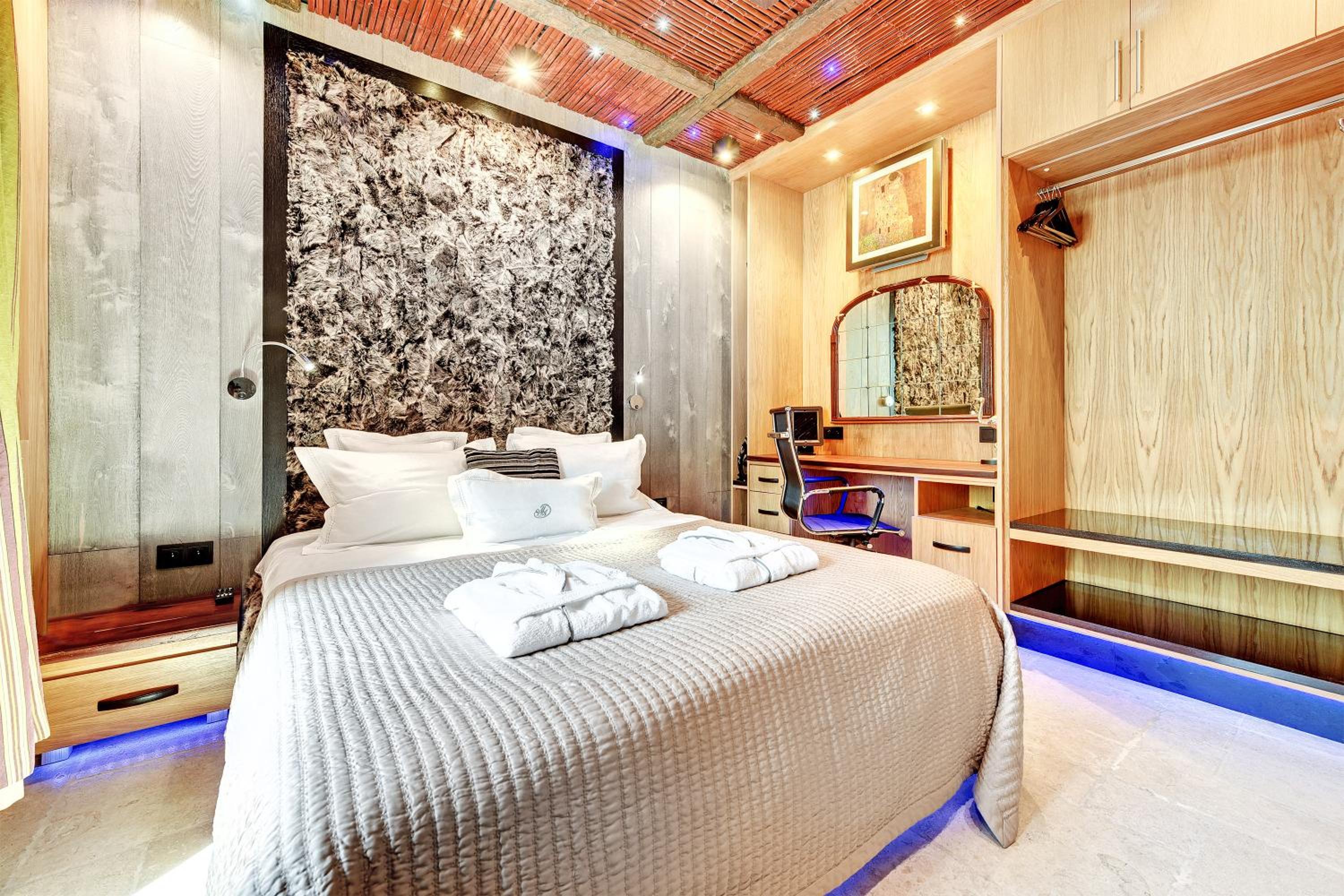 Four-Bedroom Apartment with One Bathroom - Photo 8