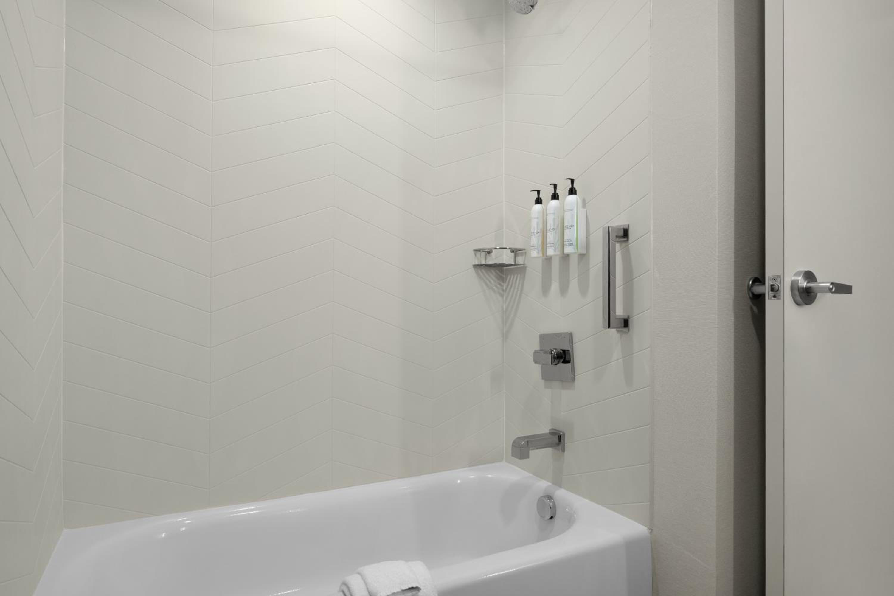 Standard Queen Room with Two Queen Beds - Hearing Accessible - Photo 4