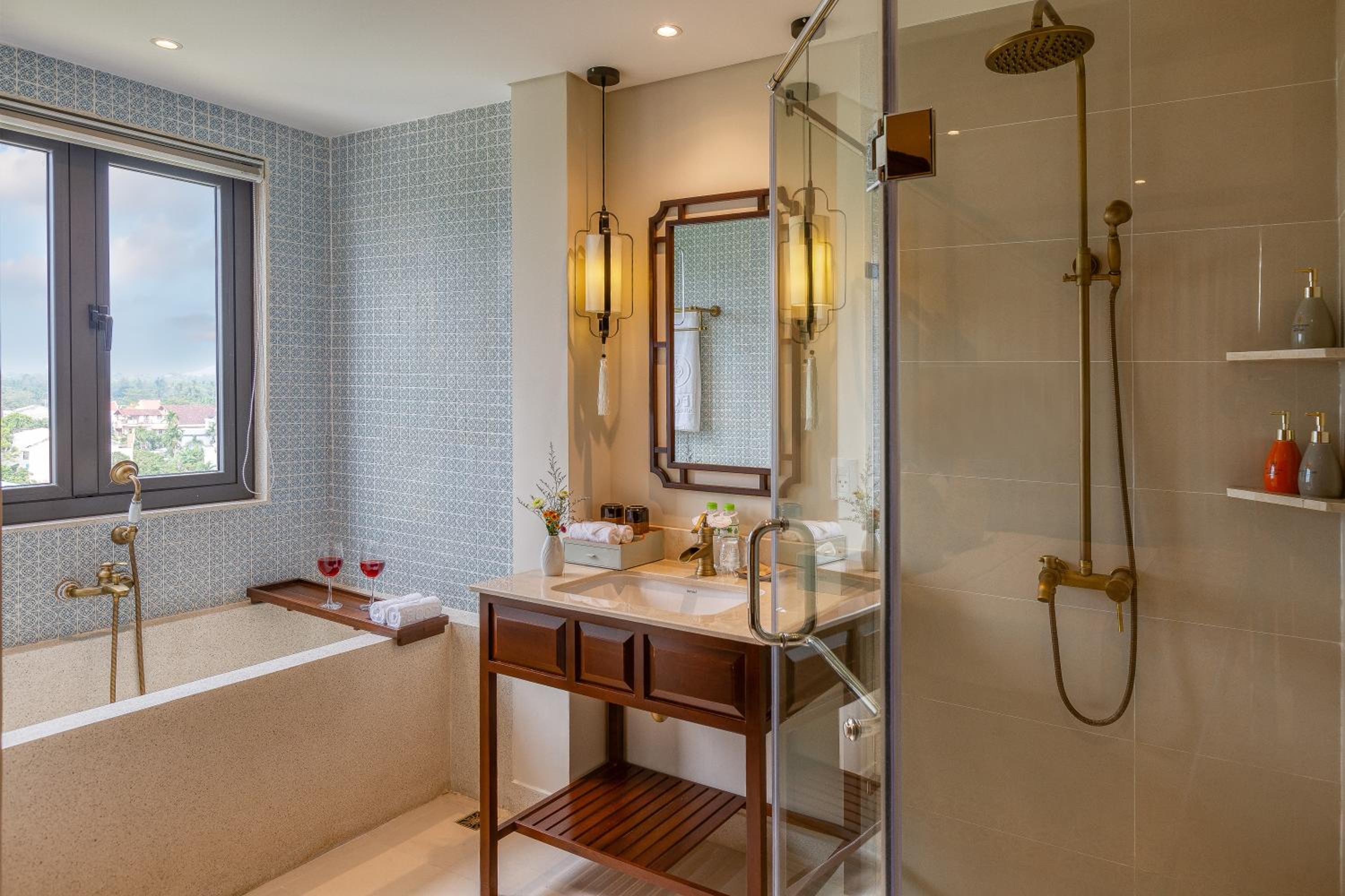 Premium Double/Twin Room, Bathtub, Balcony with Quiet Street View - Photo 2