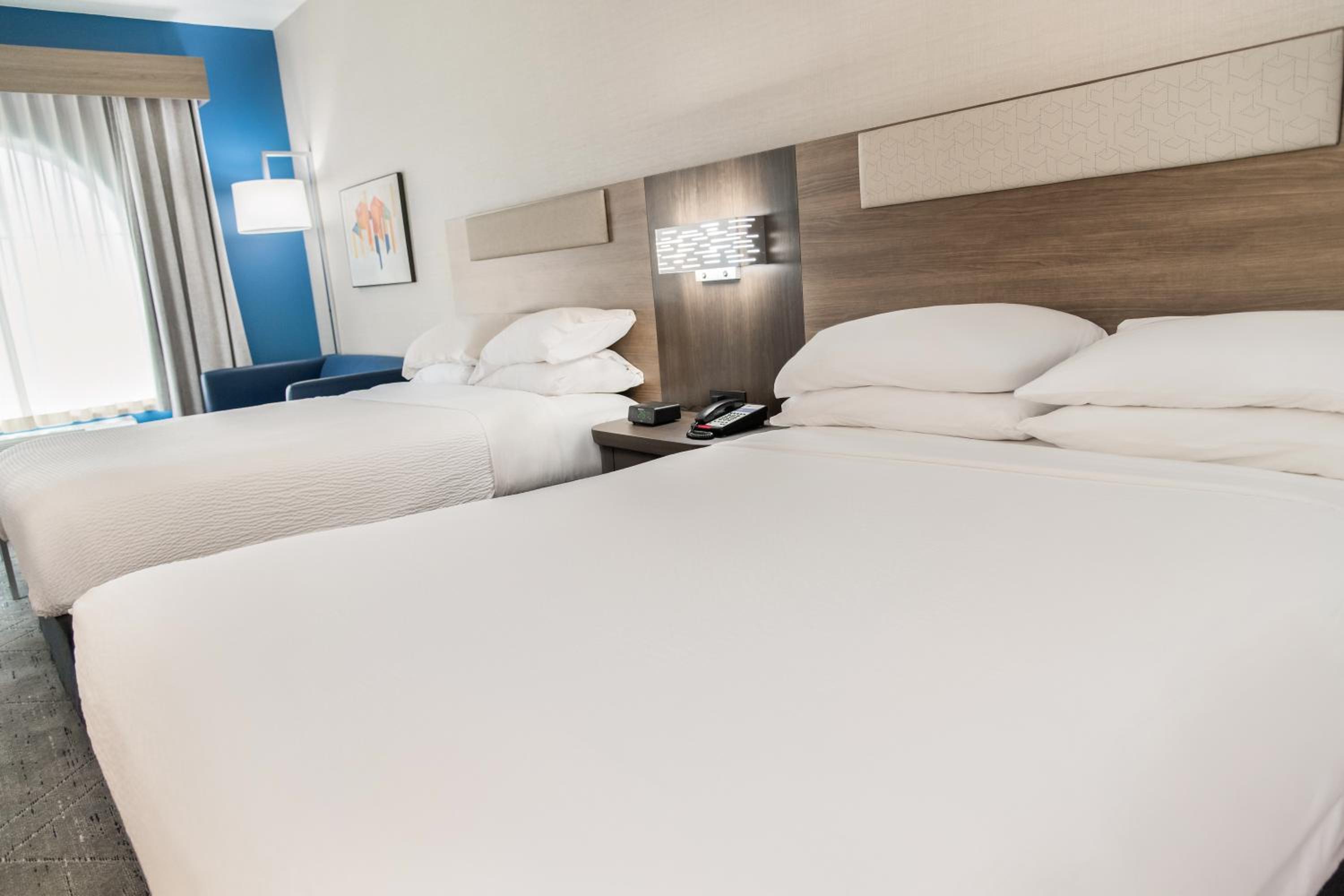 Queen Suite with Two Queen Beds and Sofa Bed - Photo 3