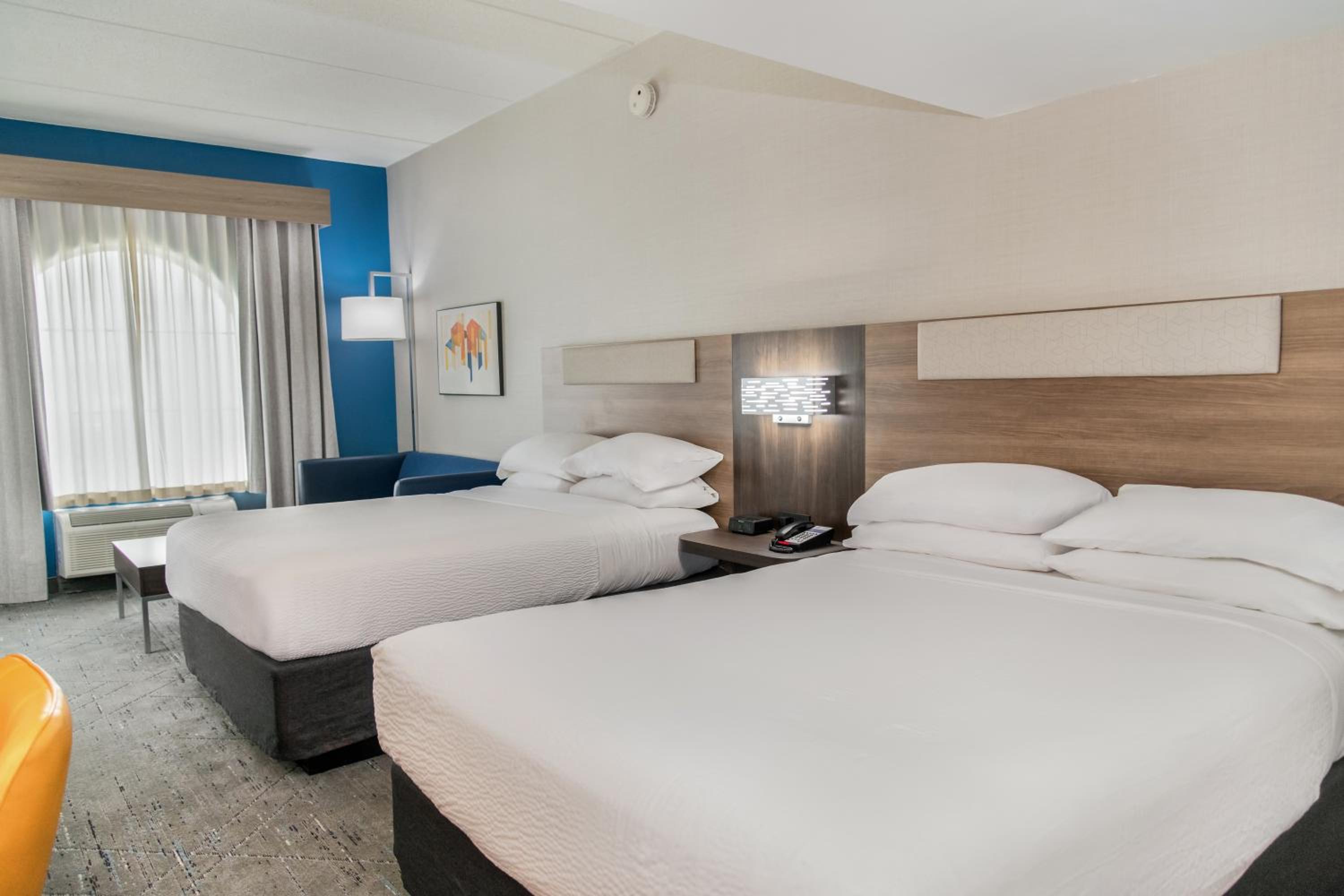 Queen Suite with Two Queen Beds and Sofa Bed - Photo 2