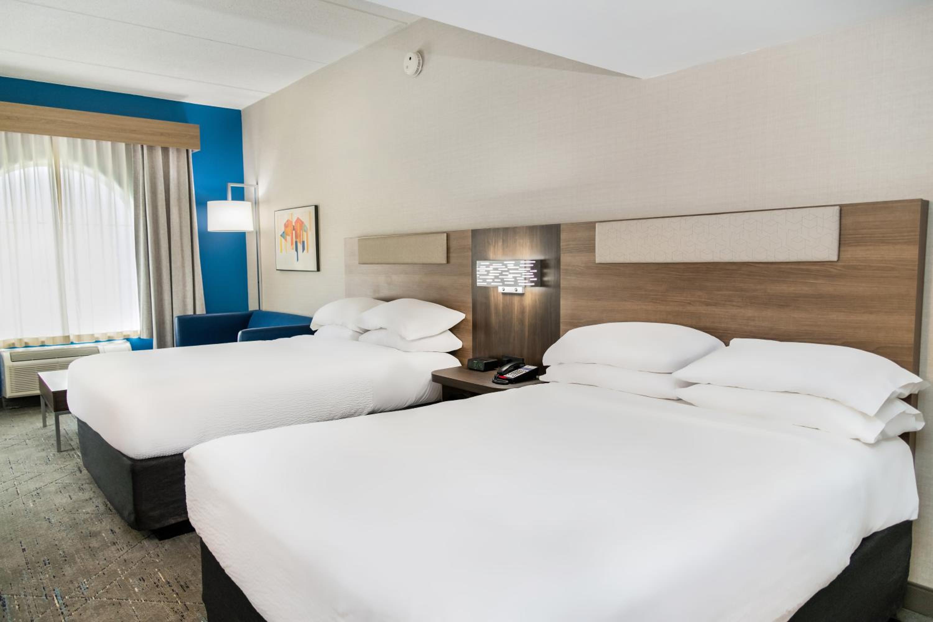 One-Bedroom Suite with Roll-In Shower - Mobility Accessible - Photo 3